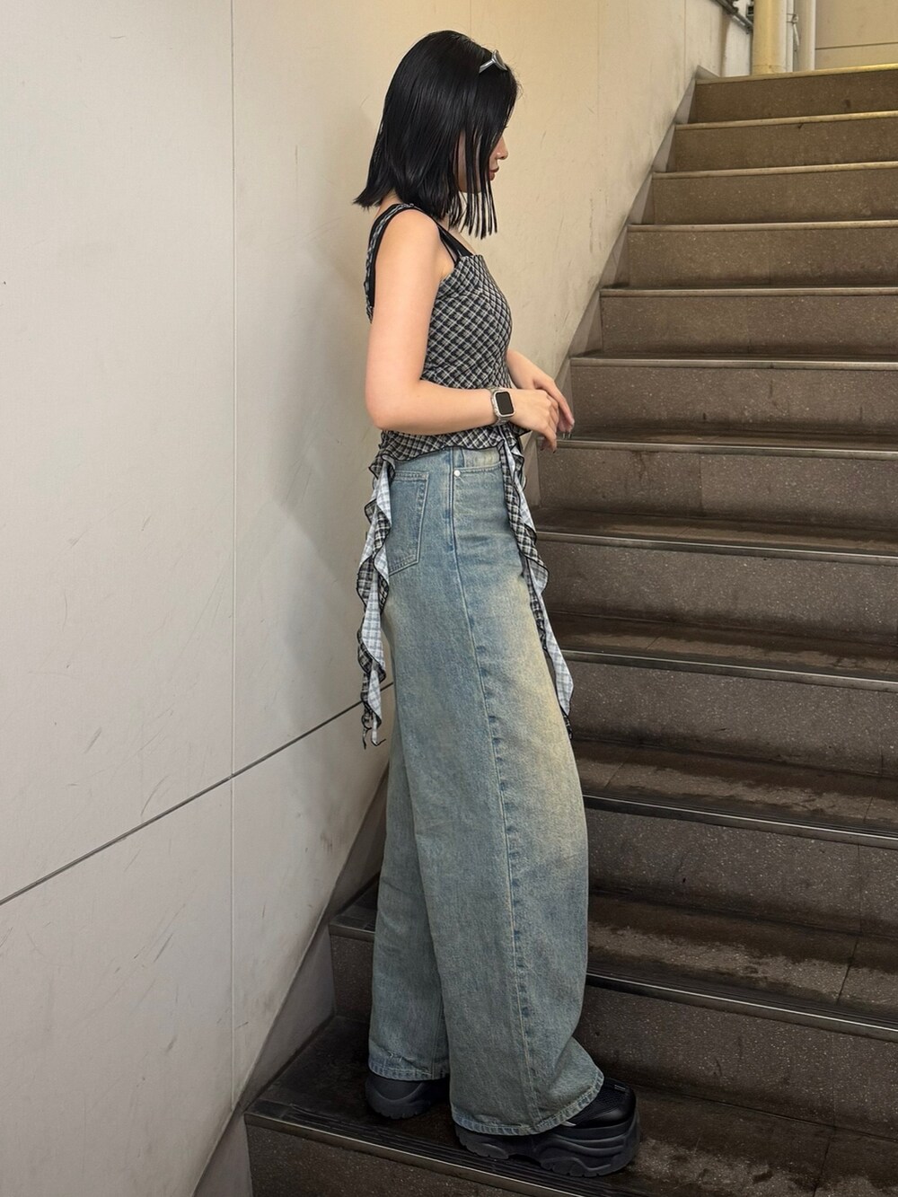 その他のTシャツ/カットソー、ブラック系のニット/セーター、ブルー系のデニムパンツを着用したレディースの春コーディネートの2枚目の写真