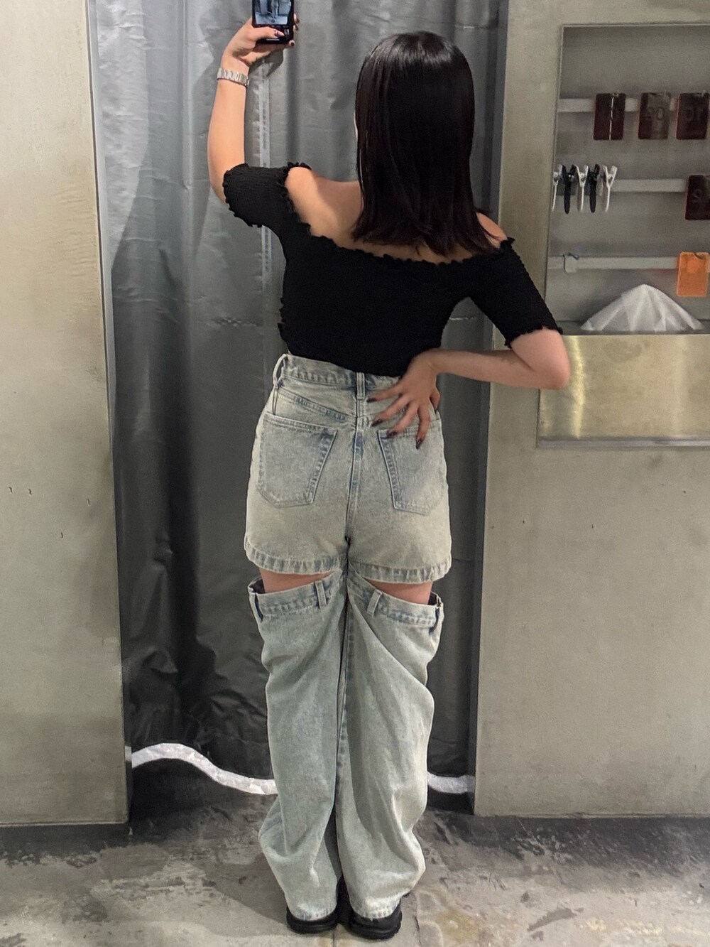 ブラック系のTシャツ/カットソー、ブルー系のデニムパンツ、ブラック系のサンダルを着用したレディースの夏コーディネートの4枚目の写真