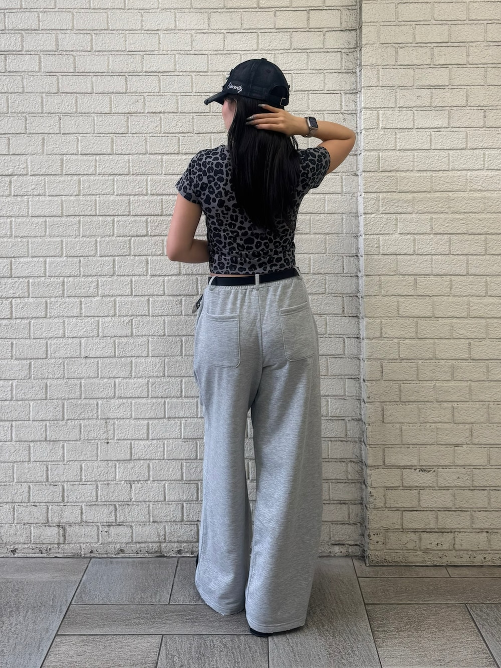 グレー系のTシャツ/カットソー、グレー系のスウェットパンツ、ブラック系のスリッポンを着用したレディースの夏コーディネートの3枚目の写真