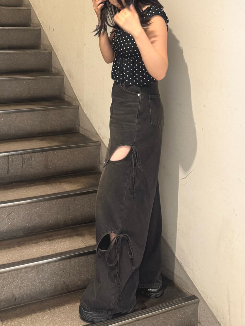 ブラック系のサンダル、ブラック系のタンクトップ、ブラック系のデニムパンツを着用したレディースの夏コーディネートの2枚目の写真