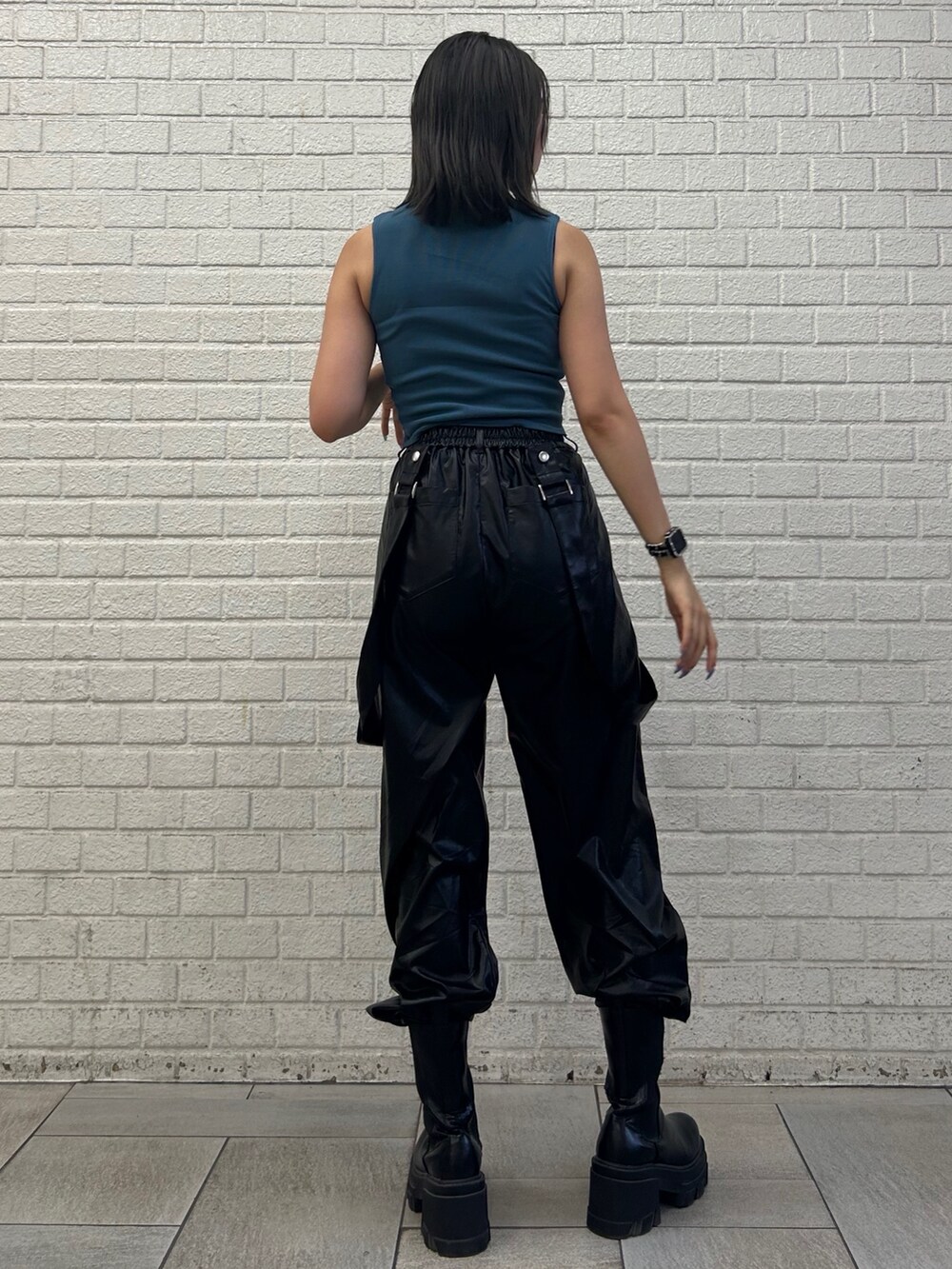 ブルー系のタンクトップ、その他のその他パンツ、ブラック系のブーツを着用したレディースの夏コーディネートの2枚目の写真