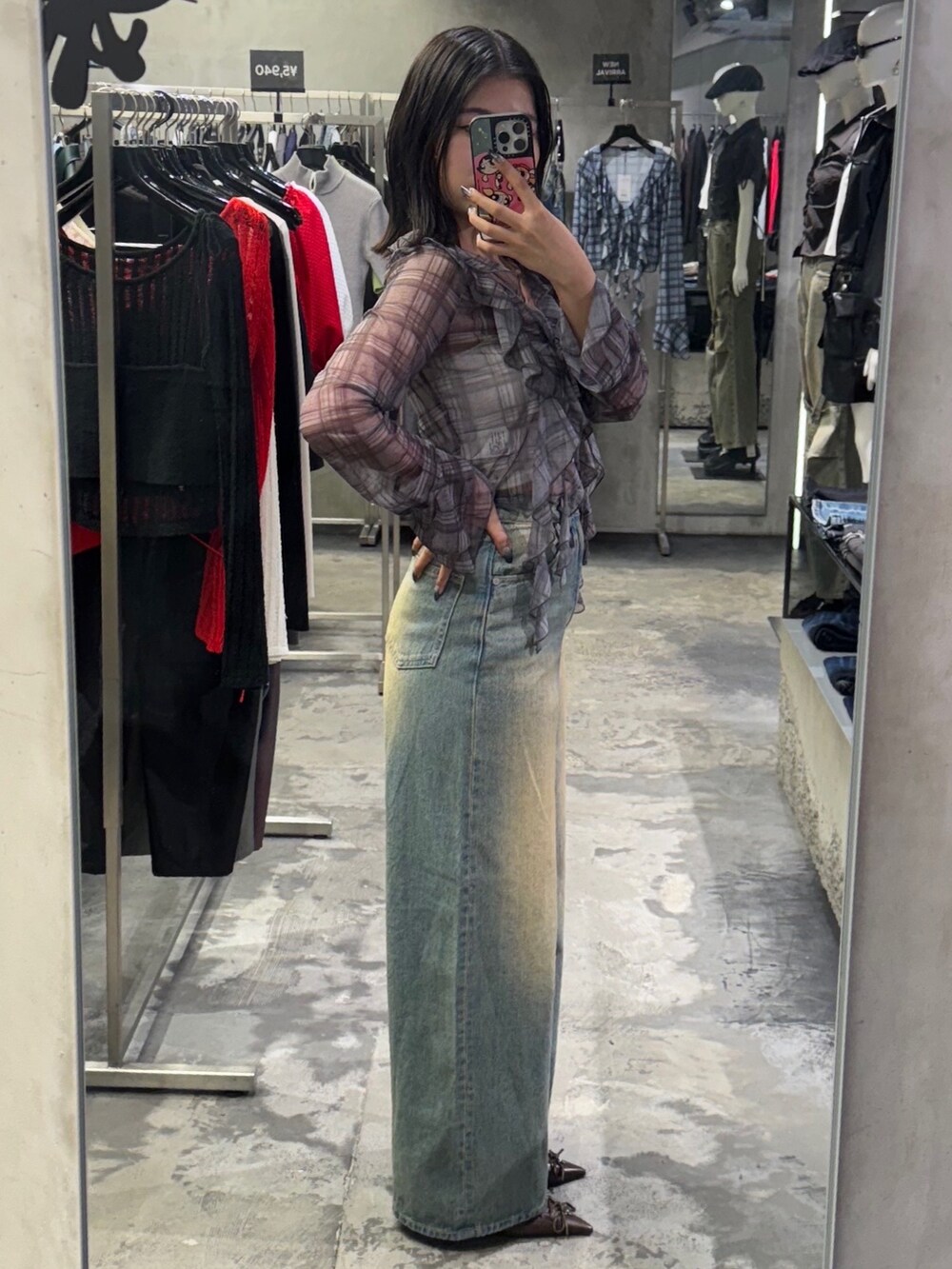 グレー系のシャツ/ブラウス、ホワイト系のTシャツ/カットソー、ブルー系のデニムパンツを着用したレディースの春コーディネートの2枚目の写真