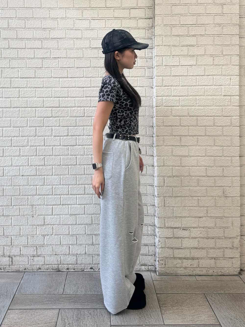 グレー系のTシャツ/カットソー、グレー系のスウェットパンツ、ブラック系のスリッポンを着用したレディースの夏コーディネートの2枚目の写真