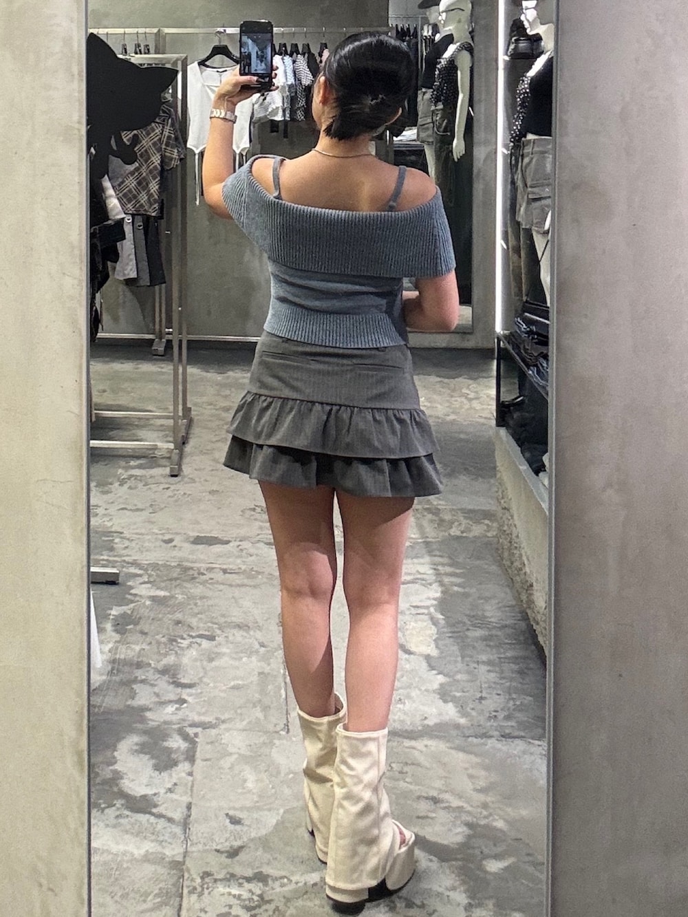 ブルー系のニット/セーター、グレー系のスカート、ホワイト系のサンダルを着用したレディースの夏コーディネートの2枚目の写真