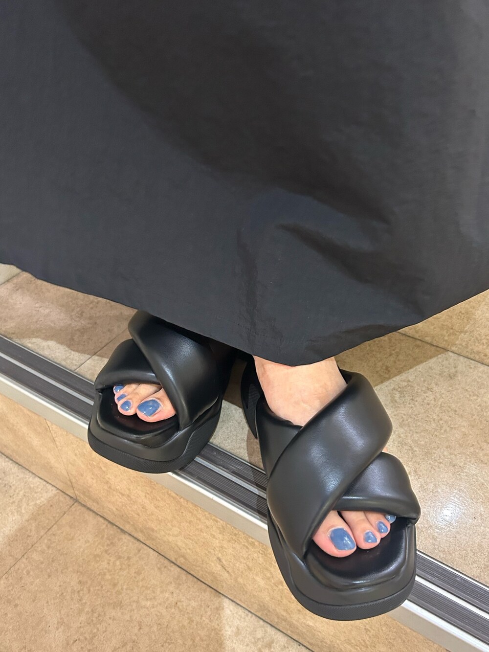 ブラック系のワンピース、ブラック系のサンダル、ブラック系のサングラスを着用したレディースの夏コーディネートの7枚目の写真