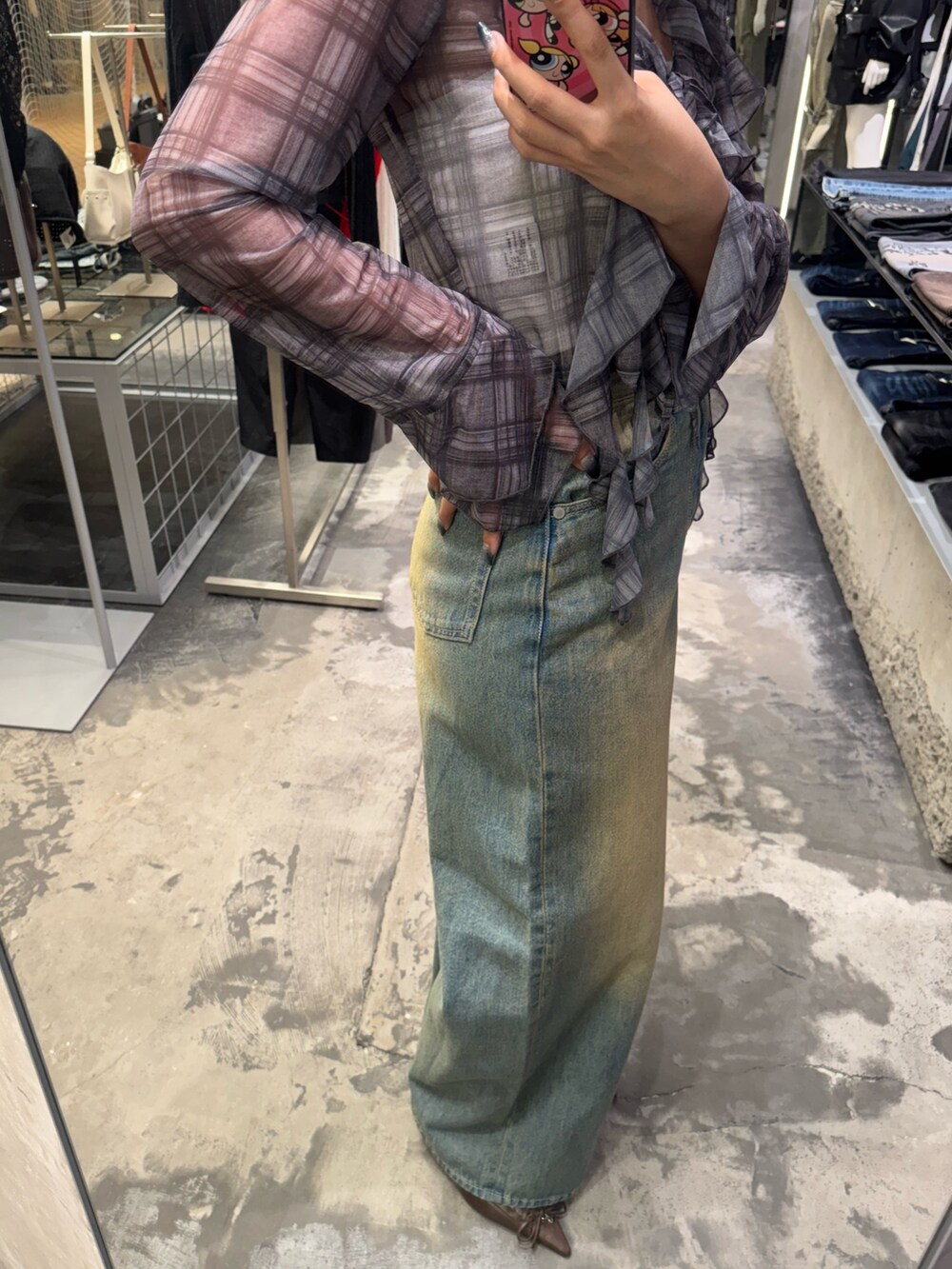 グレー系のシャツ/ブラウス、ホワイト系のTシャツ/カットソー、ブルー系のデニムパンツを着用したレディースの春コーディネートの4枚目の写真