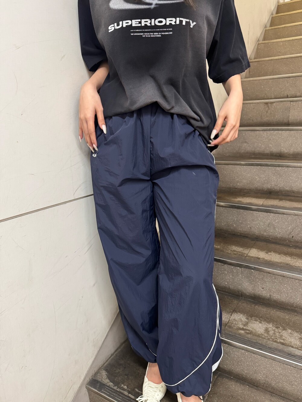 ブラック系のTシャツ/カットソー、ブルー系のその他パンツ、ホワイト系のパンプスを着用したレディースの春コーディネートの4枚目の写真