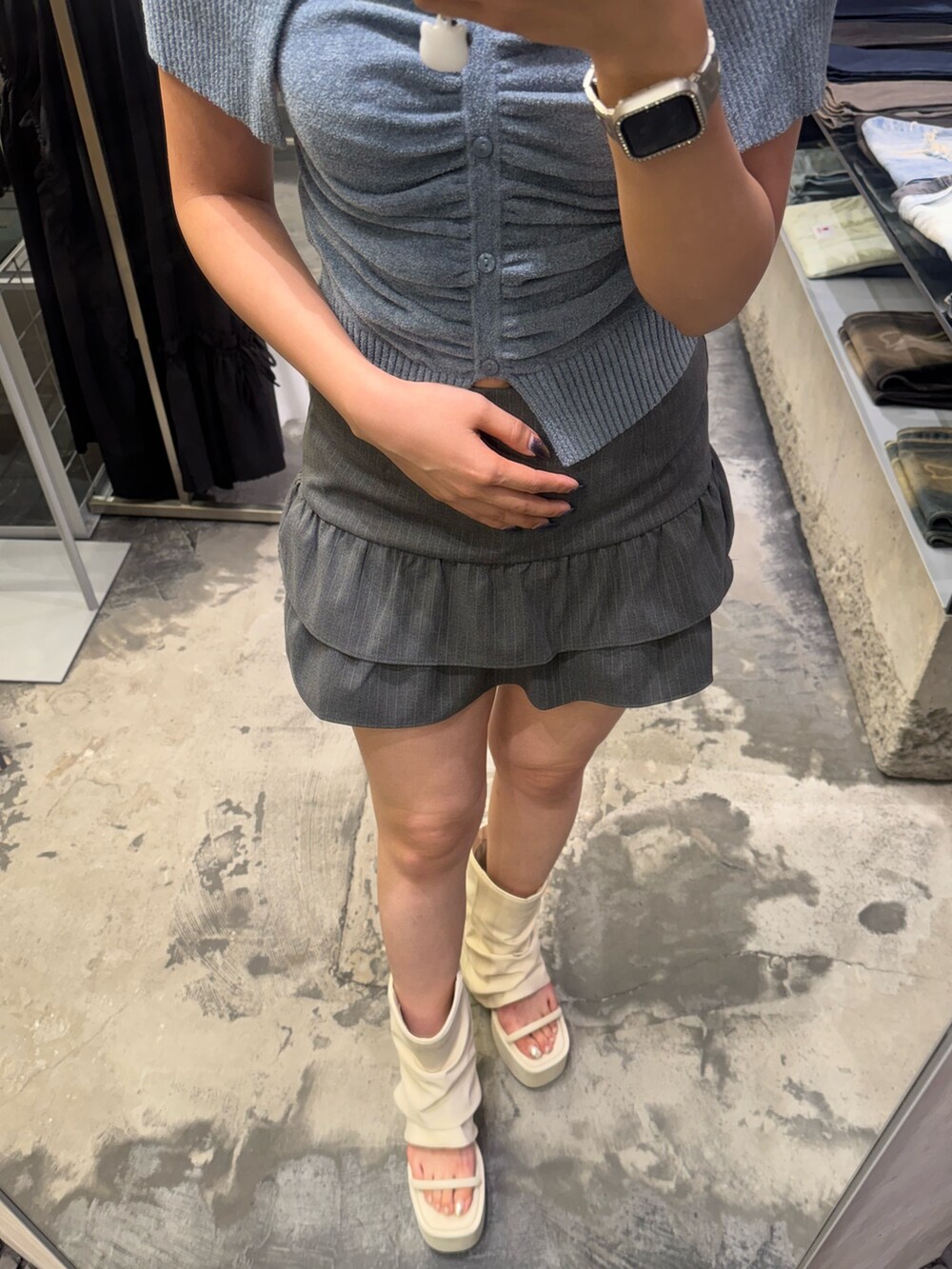 ブルー系のニット/セーター、グレー系のスカート、ホワイト系のサンダルを着用したレディースの夏コーディネートの4枚目の写真