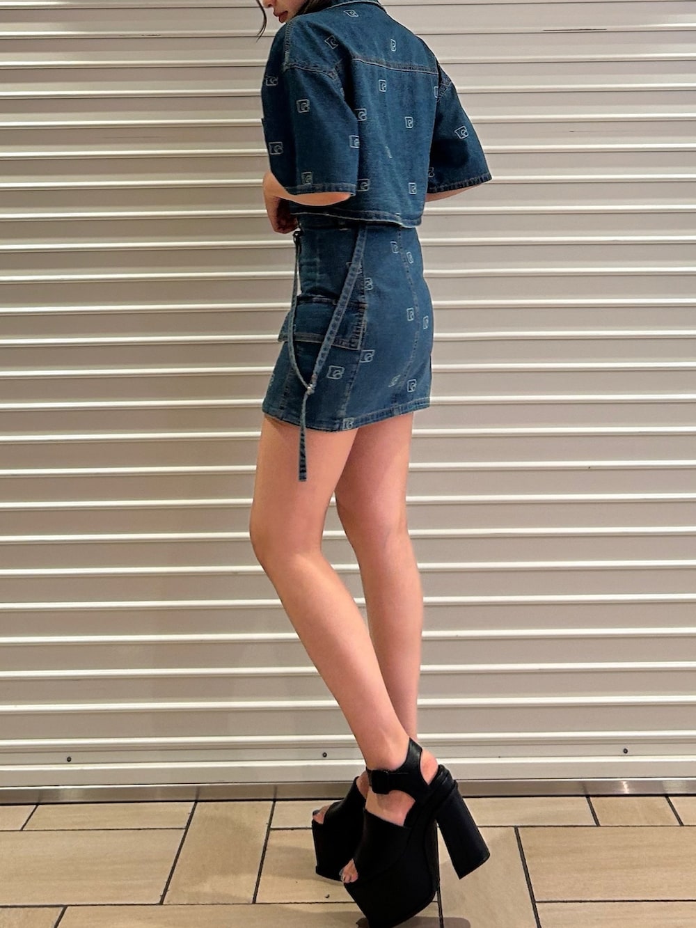 ブルー系のシャツ/ブラウス、ブルー系のデニムスカート、ブラック系のサンダルを着用したレディースの夏コーディネートの5枚目の写真