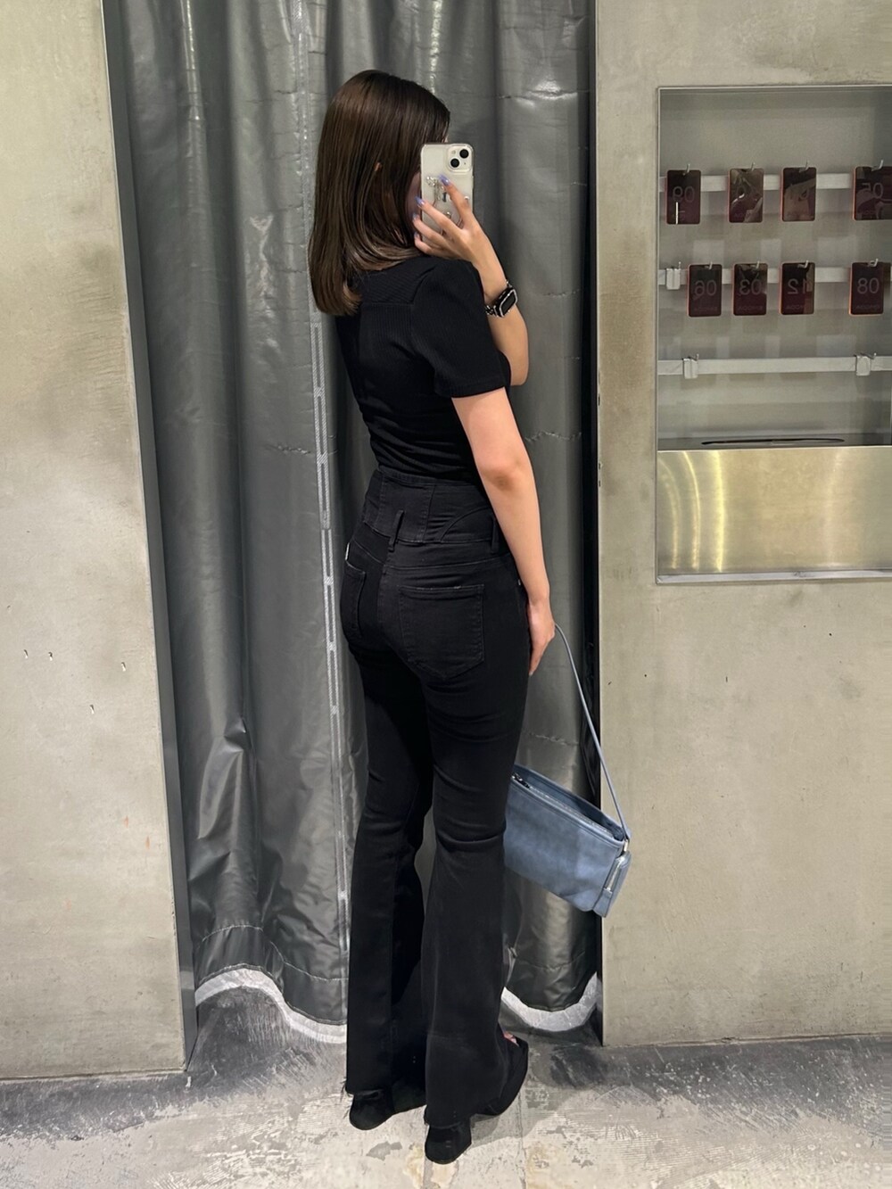 ブラック系のTシャツ/カットソー、ブラック系のデニムパンツ、ブラック系のサンダルを着用したレディースの夏コーディネートの4枚目の写真