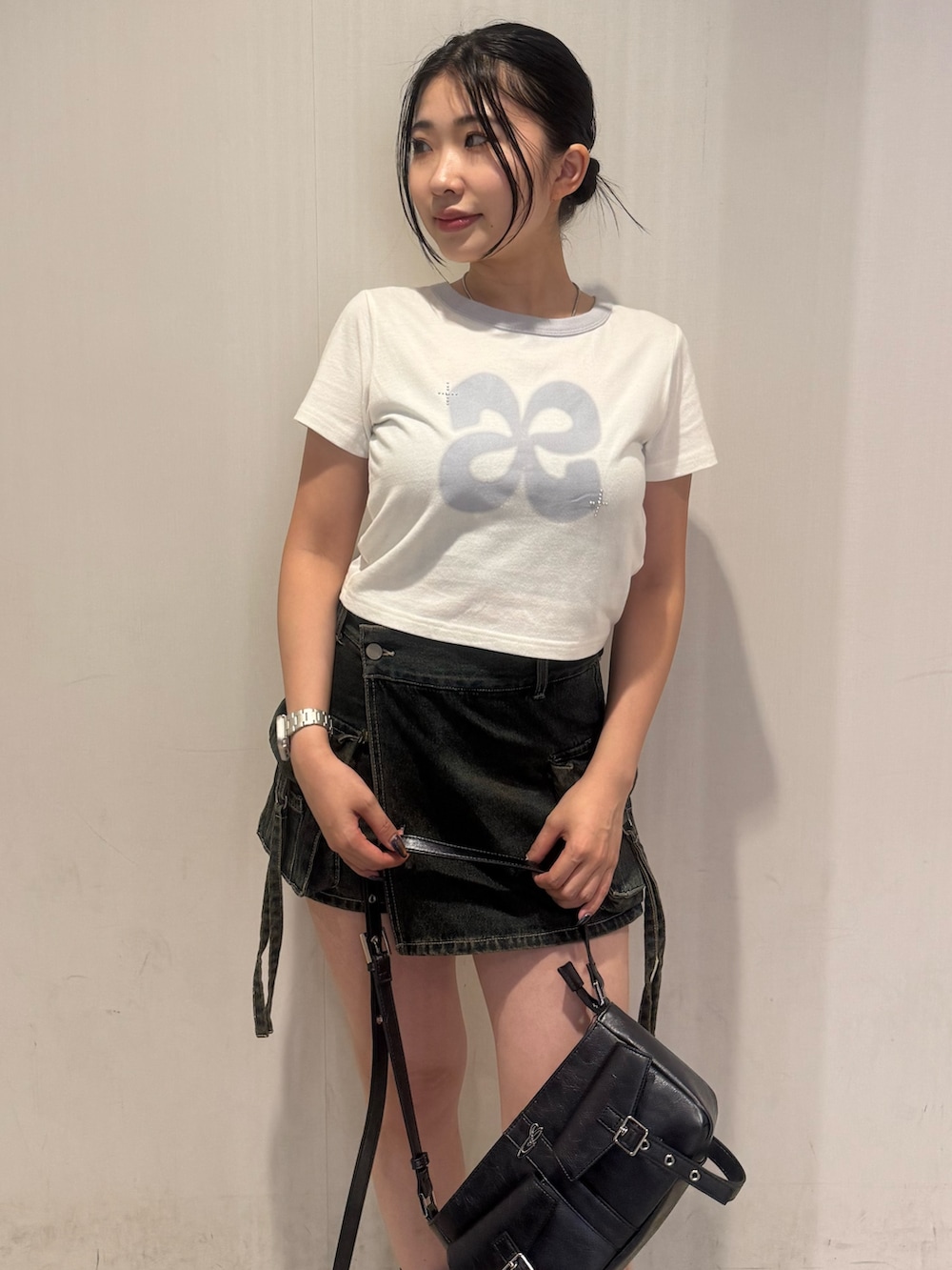 ホワイト系のTシャツ/カットソー、ブルー系のその他パンツ、ブラック系のサンダルを着用したレディースの夏コーディネートの4枚目の写真