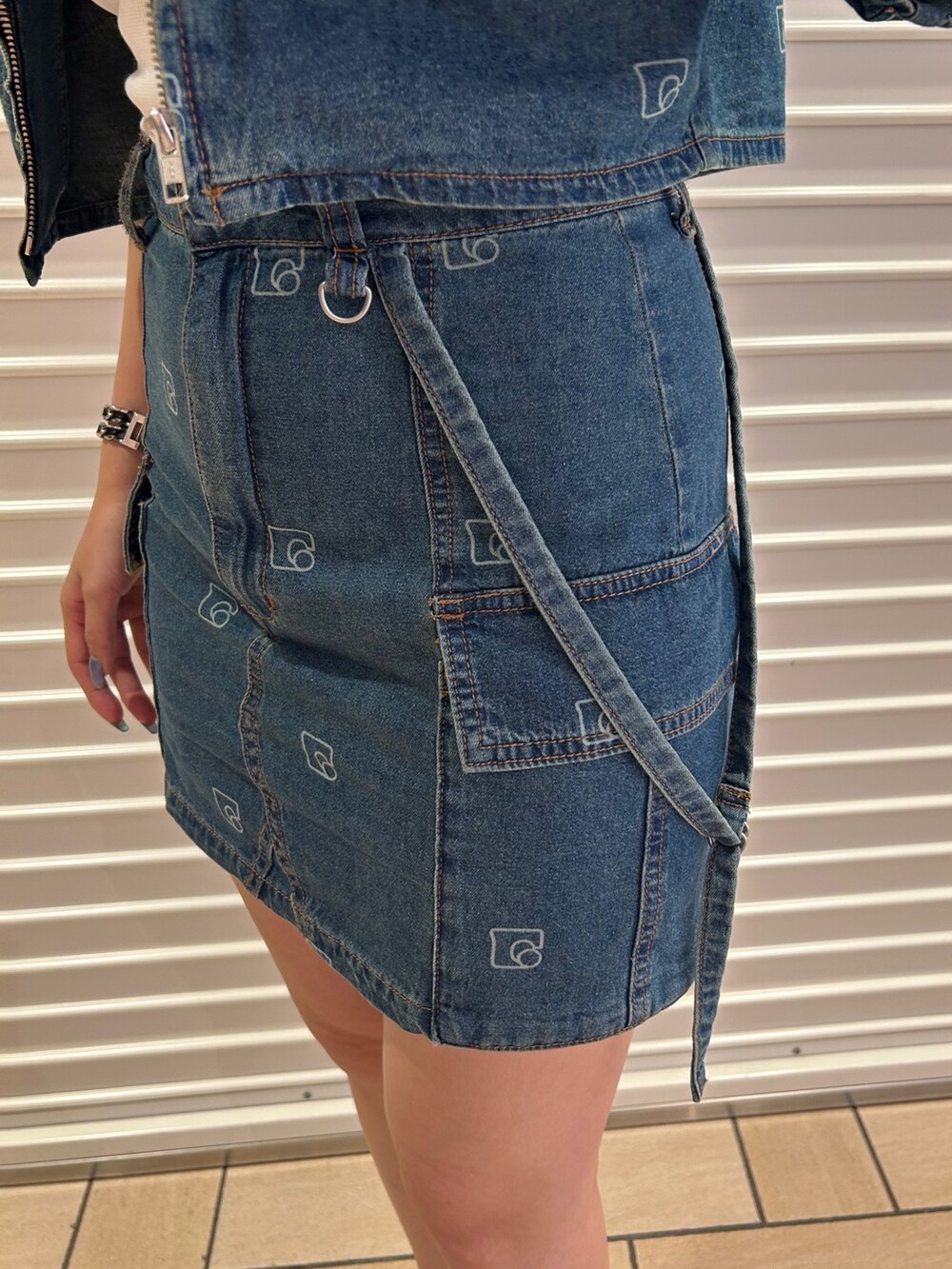 ブルー系のシャツ/ブラウス、ブルー系のデニムスカート、ブラック系のサンダルを着用したレディースの夏コーディネートの4枚目の写真