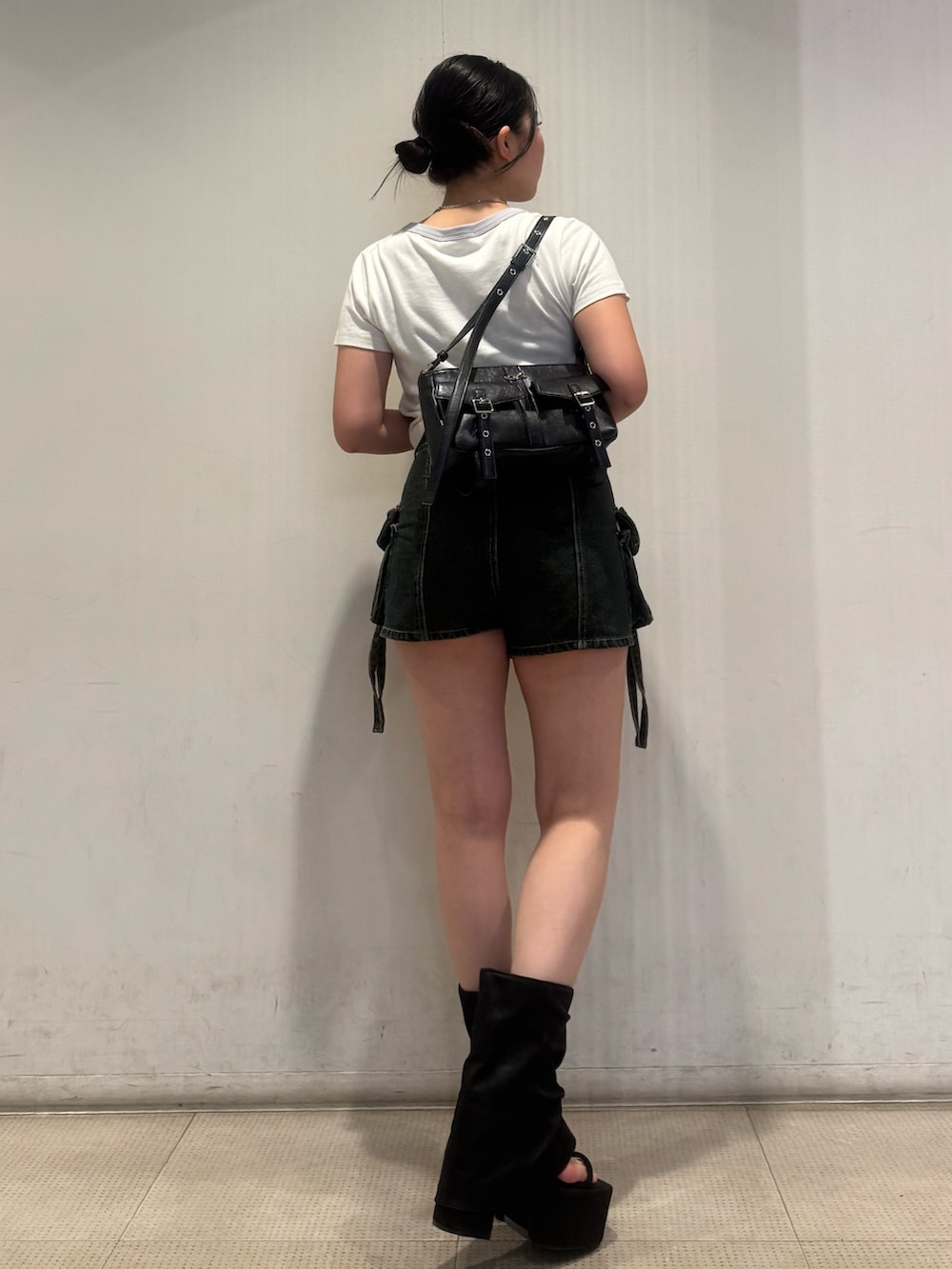 ホワイト系のTシャツ/カットソー、ブルー系のその他パンツ、ブラック系のサンダルを着用したレディースの夏コーディネートの3枚目の写真