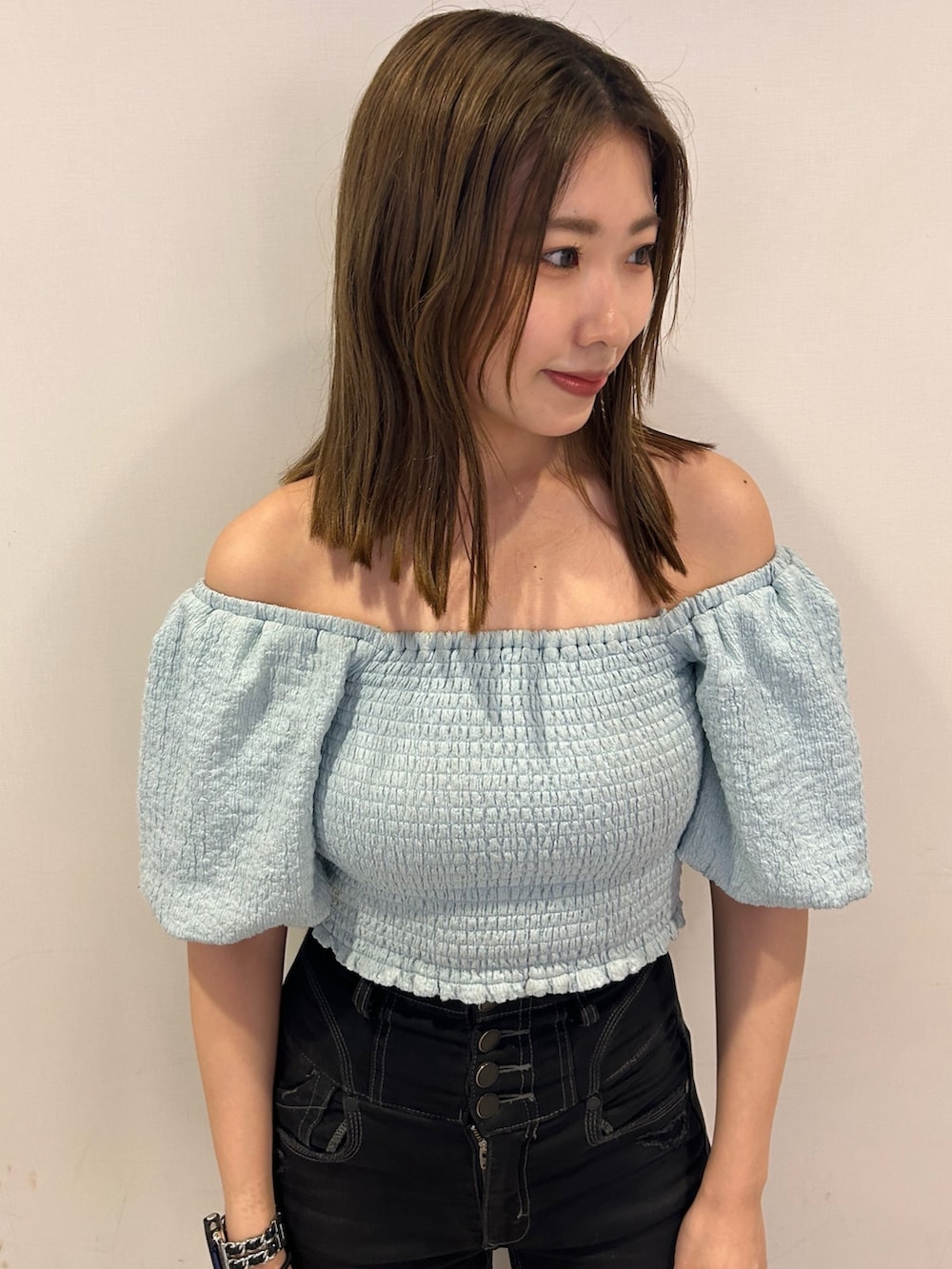 ブルー系のTシャツ/カットソー、シルバー系のサンダル、ブラック系のデニムパンツを着用したレディースの春コーディネートの4枚目の写真