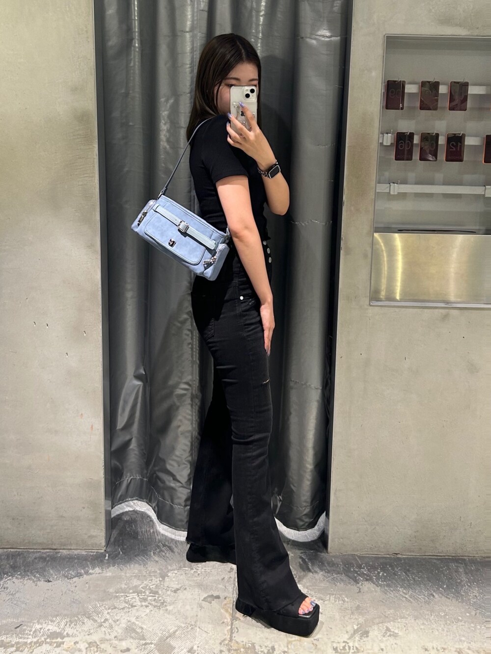 ブラック系のTシャツ/カットソー、ブラック系のデニムパンツ、ブラック系のサンダルを着用したレディースの夏コーディネートの3枚目の写真