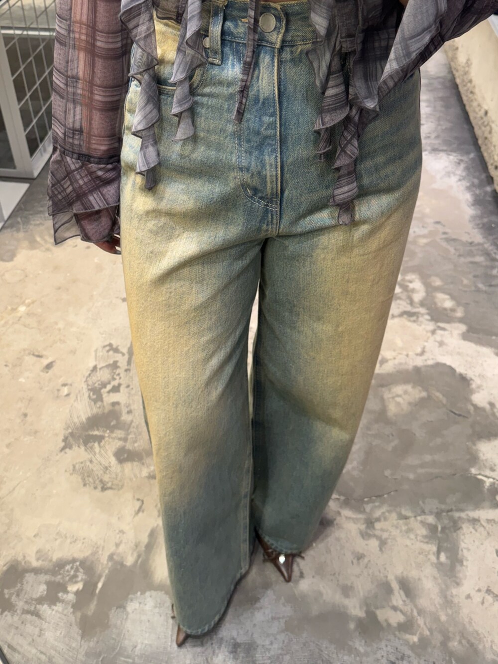 グレー系のシャツ/ブラウス、ホワイト系のTシャツ/カットソー、ブルー系のデニムパンツを着用したレディースの春コーディネートの5枚目の写真