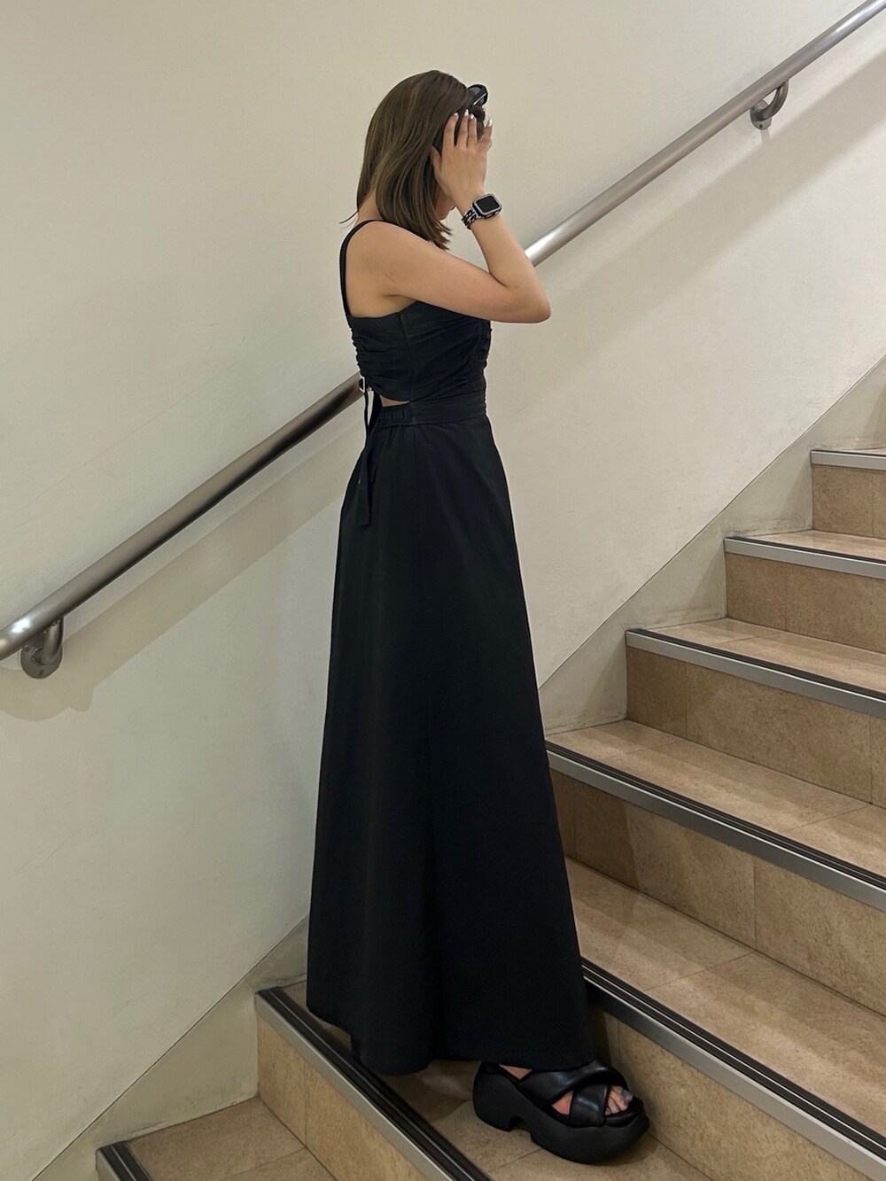 ブラック系のワンピース、ブラック系のサンダル、ブラック系のサングラスを着用したレディースの夏コーディネートの3枚目の写真