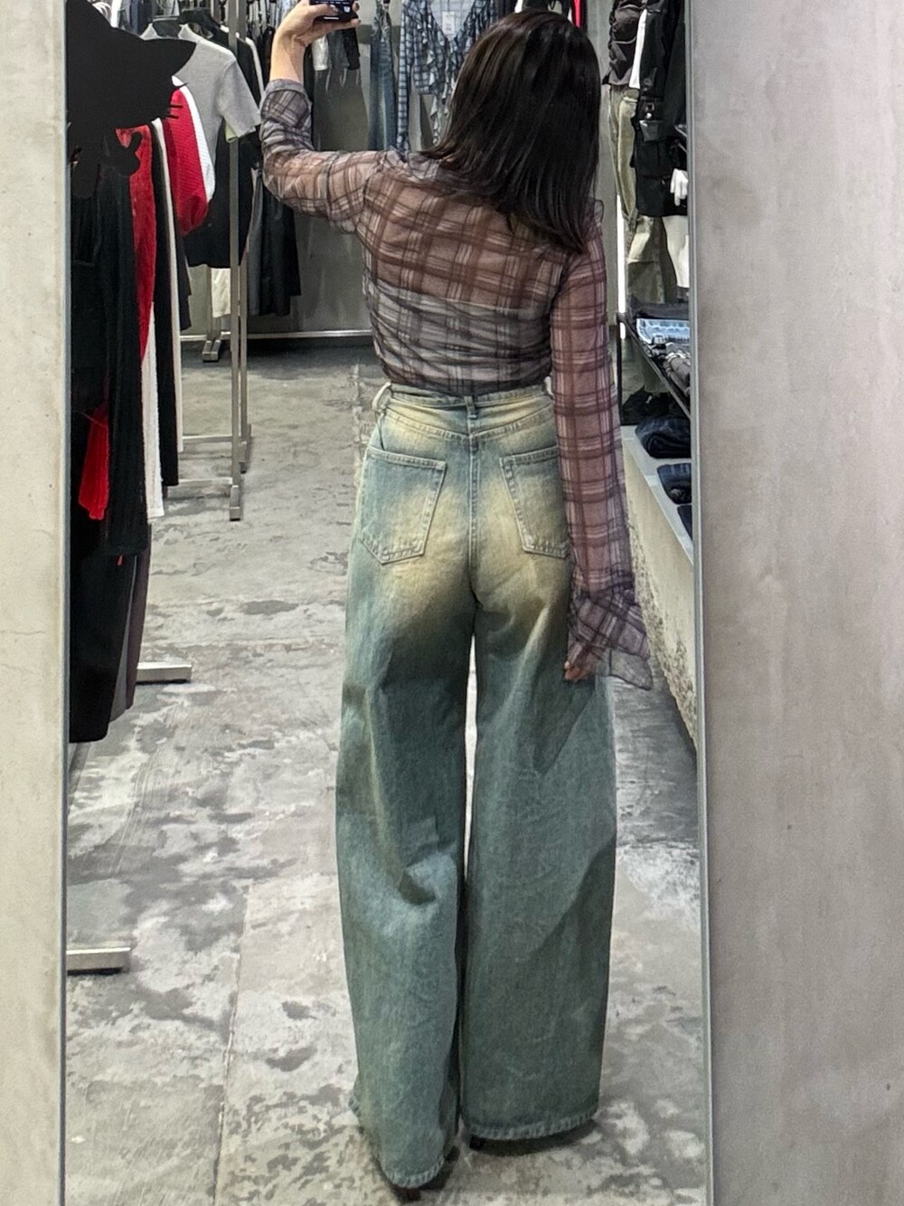グレー系のシャツ/ブラウス、ホワイト系のTシャツ/カットソー、ブルー系のデニムパンツを着用したレディースの春コーディネートの3枚目の写真