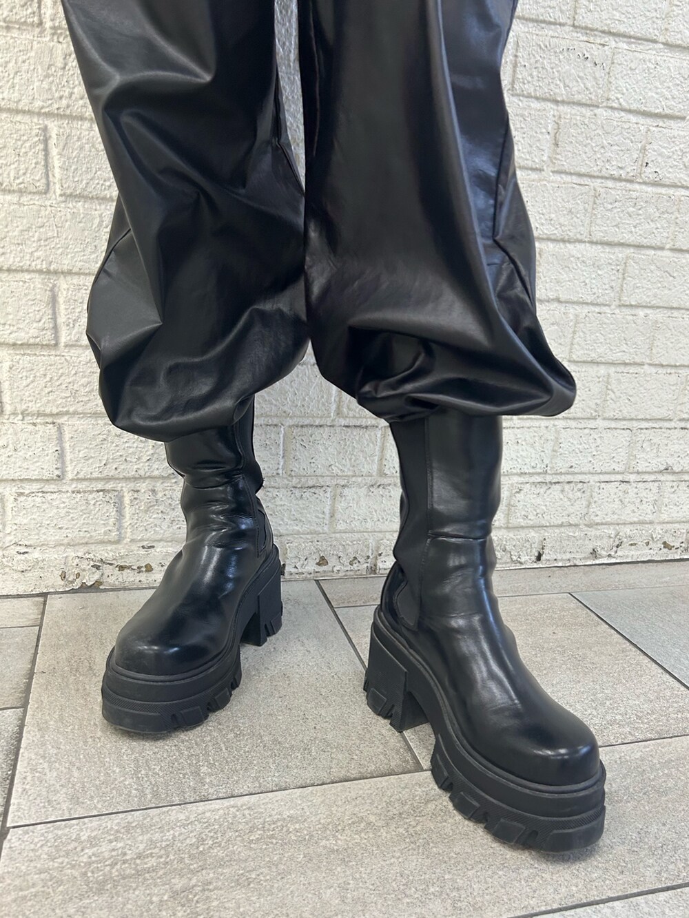 ブルー系のタンクトップ、その他のその他パンツ、ブラック系のブーツを着用したレディースの夏コーディネートの4枚目の写真