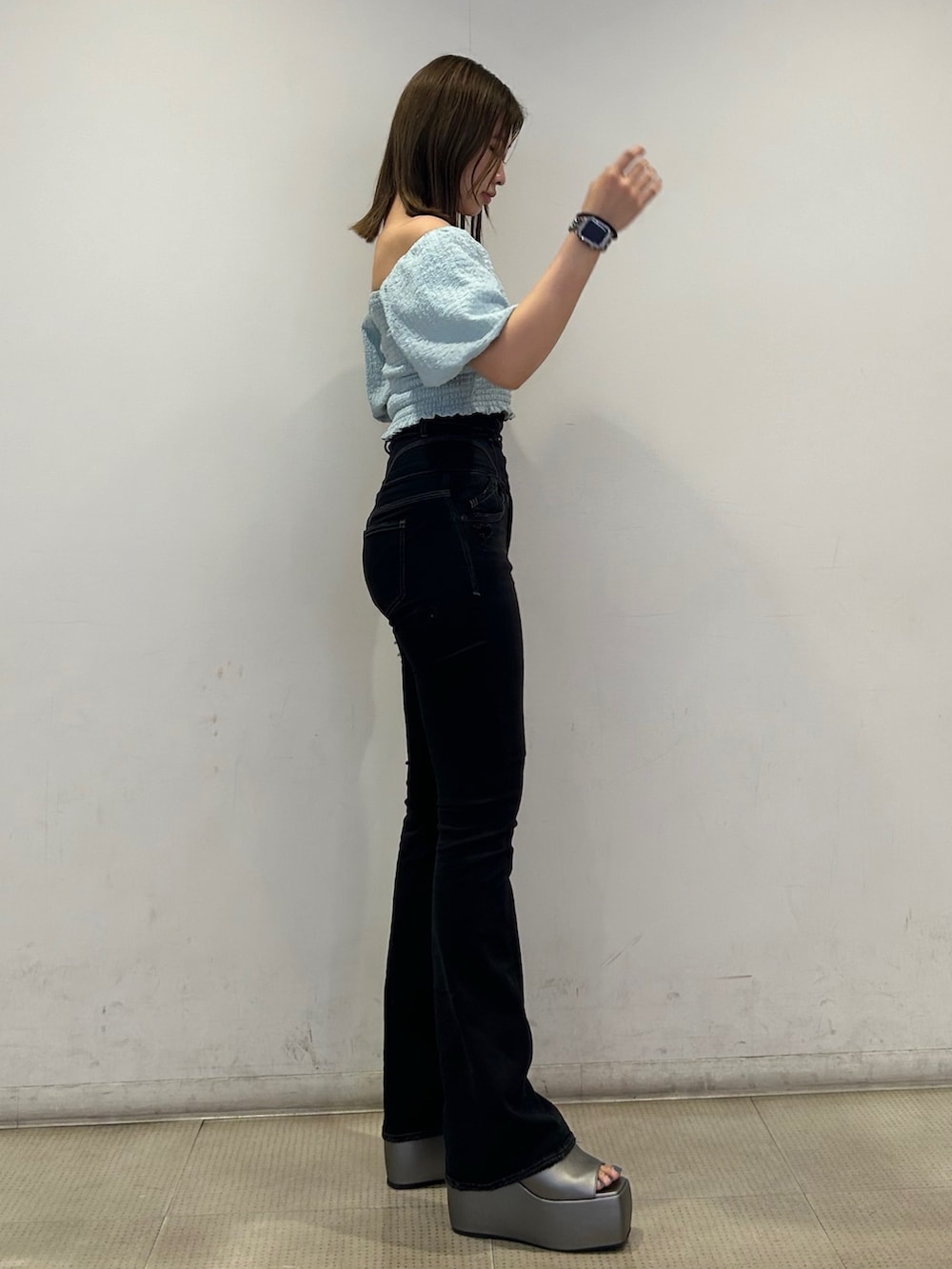 ブルー系のTシャツ/カットソー、シルバー系のサンダル、ブラック系のデニムパンツを着用したレディースの春コーディネートの3枚目の写真