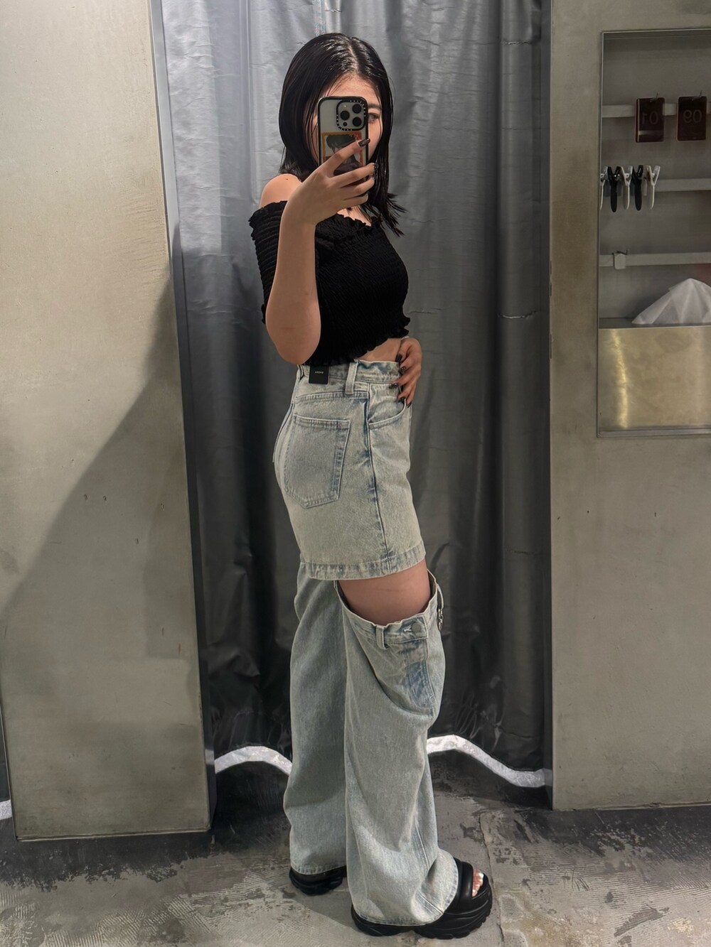 ブラック系のTシャツ/カットソー、ブルー系のデニムパンツ、ブラック系のサンダルを着用したレディースの夏コーディネートの3枚目の写真