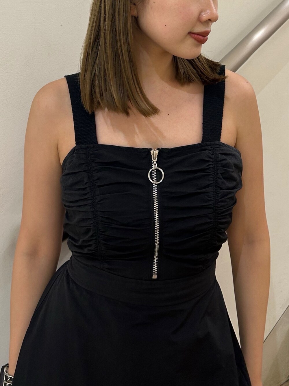 ブラック系のワンピース、ブラック系のサンダル、ブラック系のサングラスを着用したレディースの夏コーディネートの5枚目の写真