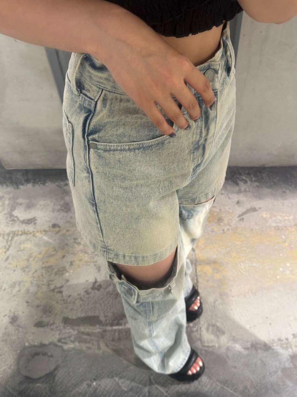 ブラック系のTシャツ/カットソー、ブルー系のデニムパンツ、ブラック系のサンダルを着用したレディースの夏コーディネートの5枚目の写真