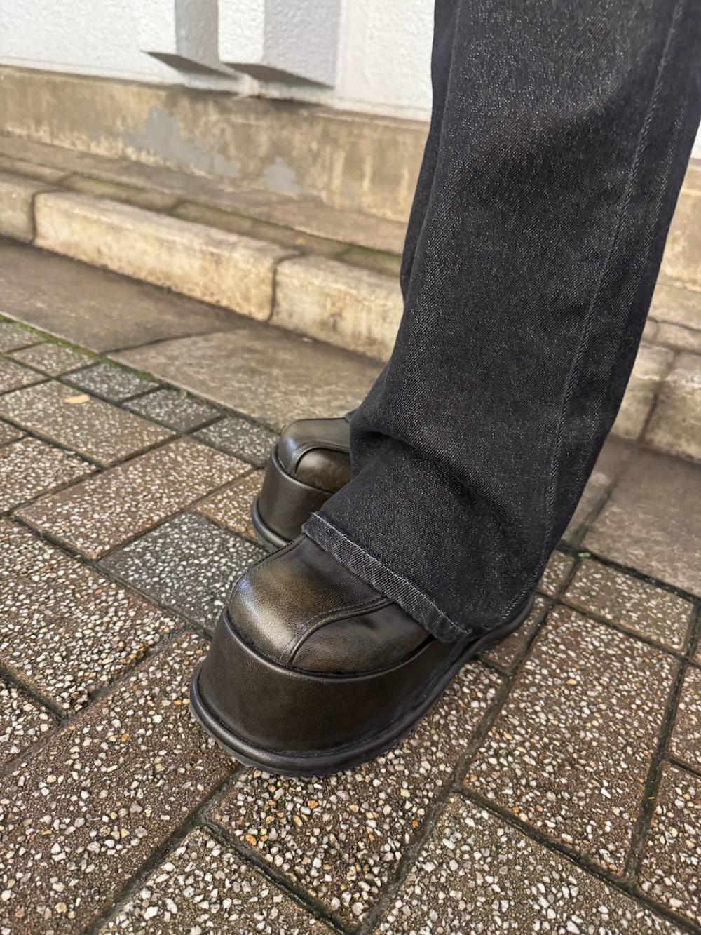 その他のブルゾン、ブラック系のニット/セーター、ブラック系のデニムパンツを着用したレディースの秋コーディネートの6枚目の写真