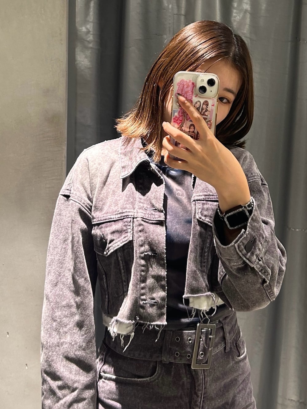 ブラック系のデニムジャケット、その他のTシャツ/カットソー、ブラック系のデニムスカートを着用したレディースの秋コーディネートの2枚目の写真