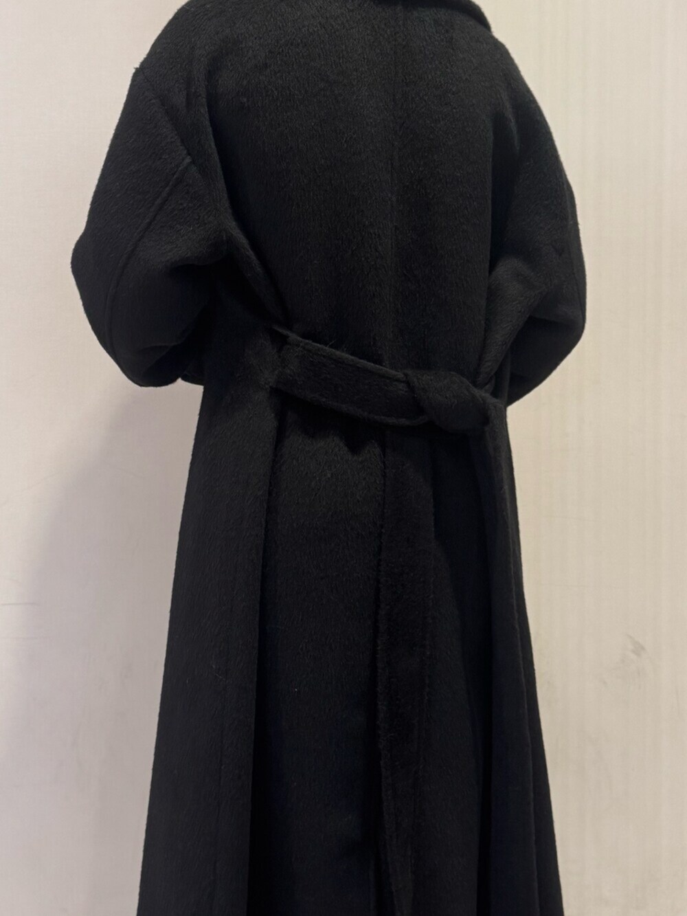 ブラック系のブーツ、シルバー系のニット/セーター、ブラック系のその他アウターを着用したレディースの冬コーディネートの5枚目の写真