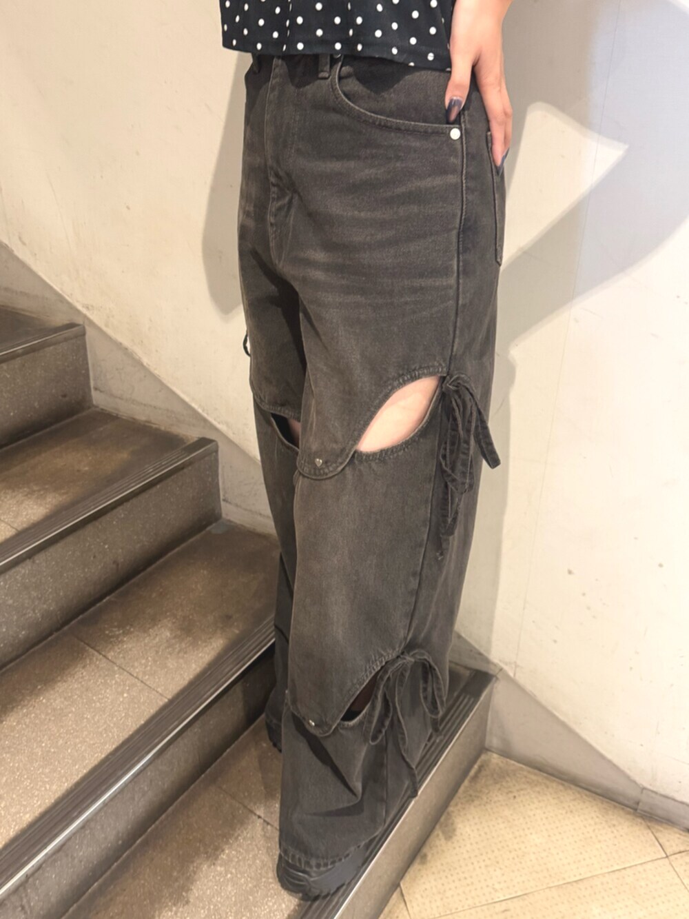 ブラック系のサンダル、ブラック系のタンクトップ、ブラック系のデニムパンツを着用したレディースの夏コーディネートの4枚目の写真