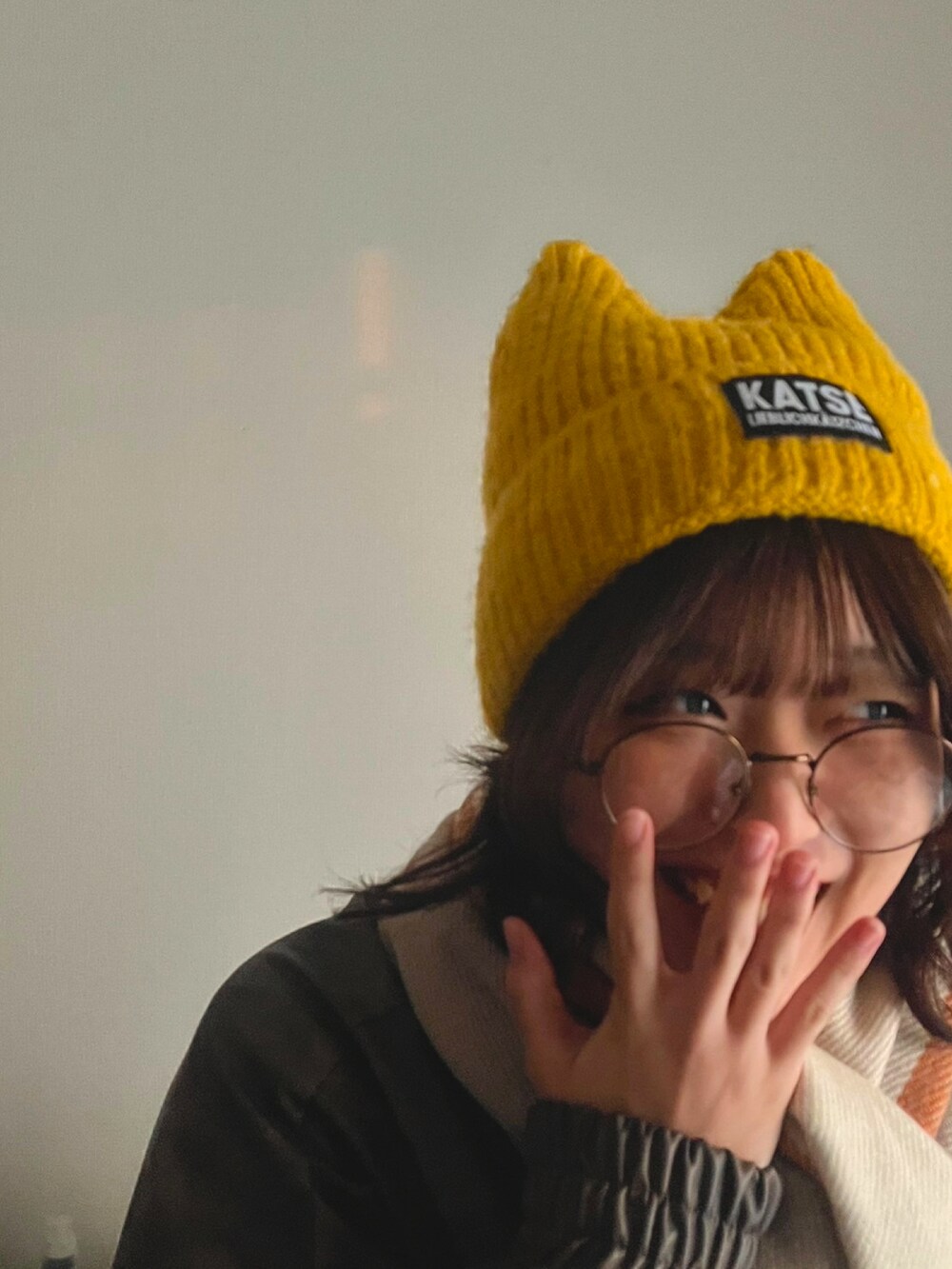 「AS KNOW AS plus、ニット帽、猫耳ニット帽、アウター、秋冬コーデ、メガネ女子」｜「AS KNOW AS plusの☆とんがりみみニット帽（ニットキャップ/ビーニー、イエロー系）」を使った、ちゃむきちさん（骨格ウェーブ・レディース・158cm）の春コーディネートの2枚目の写真