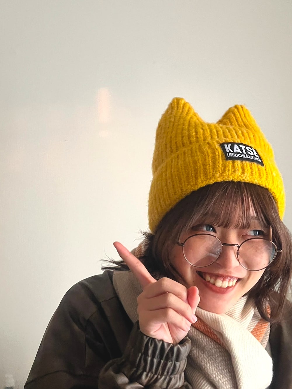 「AS KNOW AS plus、ニット帽、猫耳ニット帽、アウター、秋冬コーデ、メガネ女子」｜「AS KNOW AS plusの☆とんがりみみニット帽（ニットキャップ/ビーニー、イエロー系）」を使った、ちゃむきちさん（骨格ウェーブ・レディース・158cm）の春コーディネートの3枚目の写真