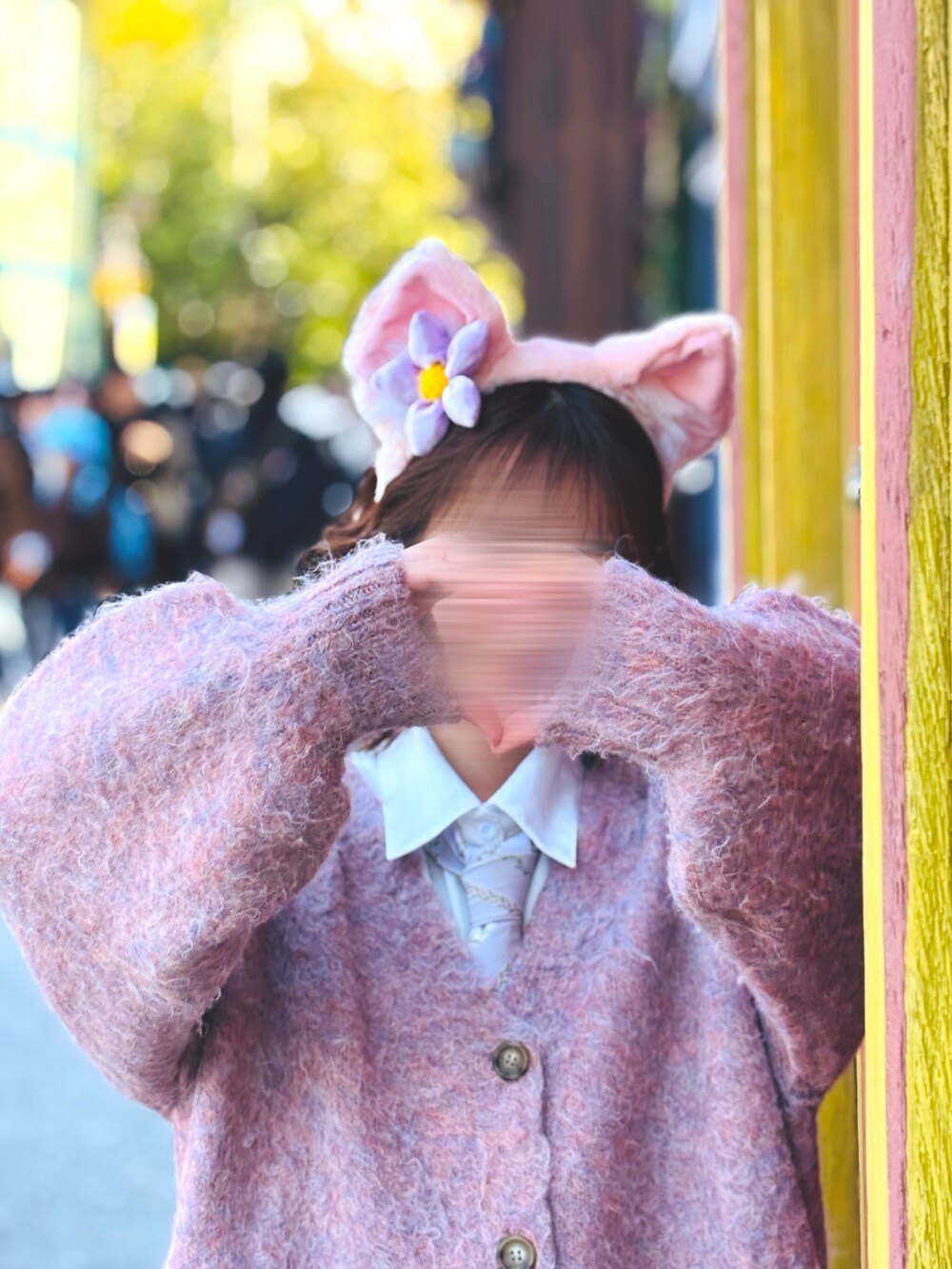 「春めき満開コーデ、春コーデ、ミニスカート、ネクタイ、ディズニーコーデ、ディズニーシー、リーナベル、ピンク、ピンクコーデ」｜「tiptopの【wool】シャギーVネックBIGカーディガン（カーディガン/ボレロ、ピンク系）」を使った、ちゃむきちさん（骨格ウェーブ・レディース・158cm）の春コーディネートの2枚目の写真