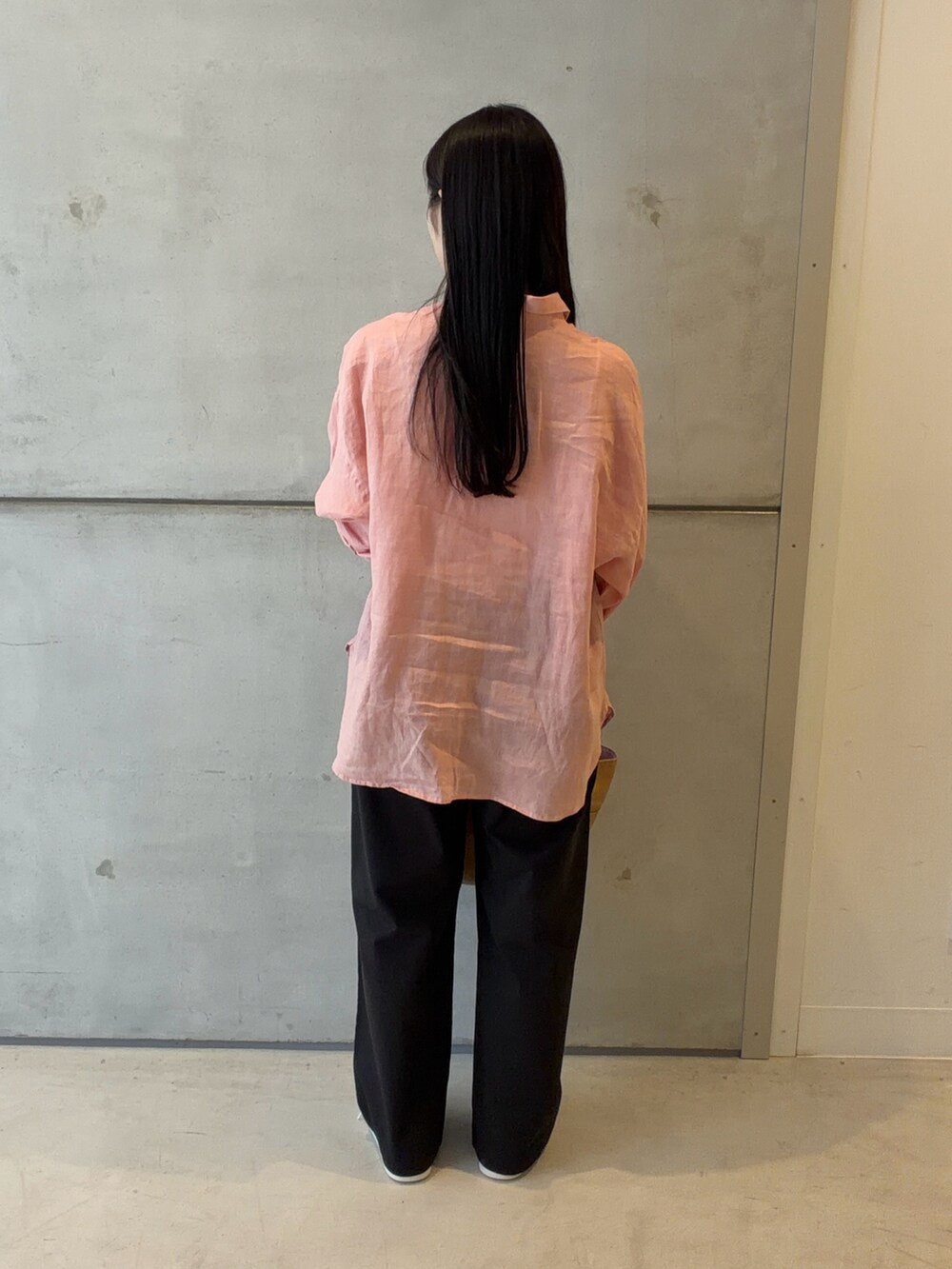 ピンク系のシャツ/ブラウス、ホワイト系のキャミソール、ブラック系のその他パンツを着用したレディースの春コーディネートの4枚目の写真