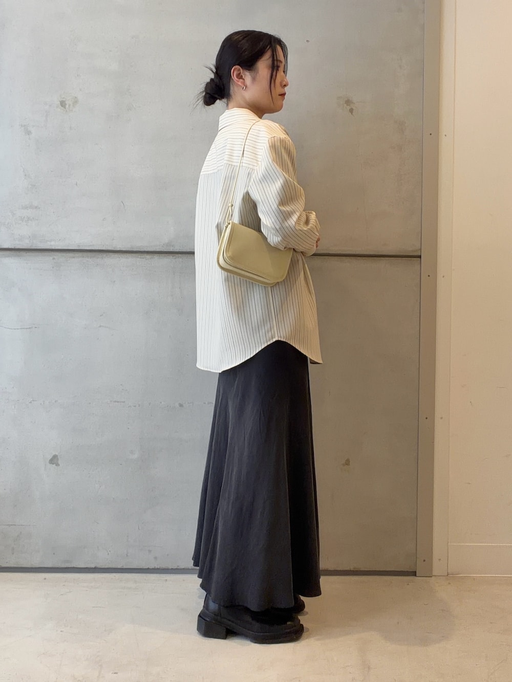 その他のシャツ/ブラウス、ブルー系のTシャツ/カットソー、グレー系のスカートを着用したレディースの春コーディネートの2枚目の写真