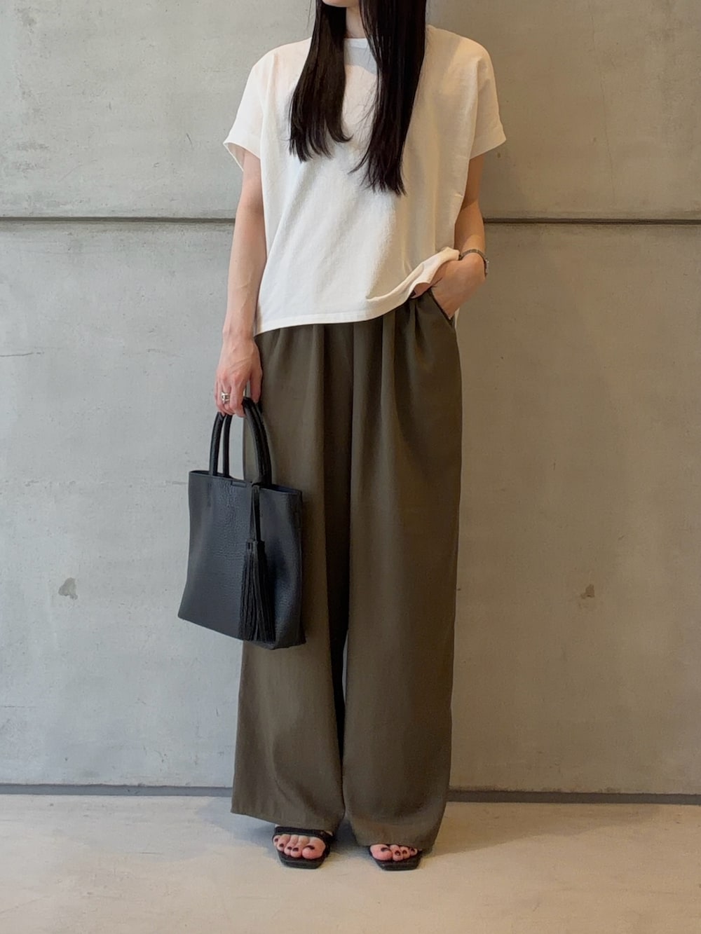 ホワイト系のTシャツ/カットソー、グリーン系のその他パンツ、ブラック系のトートバッグを着用したレディースの夏コーディネートの3枚目の写真