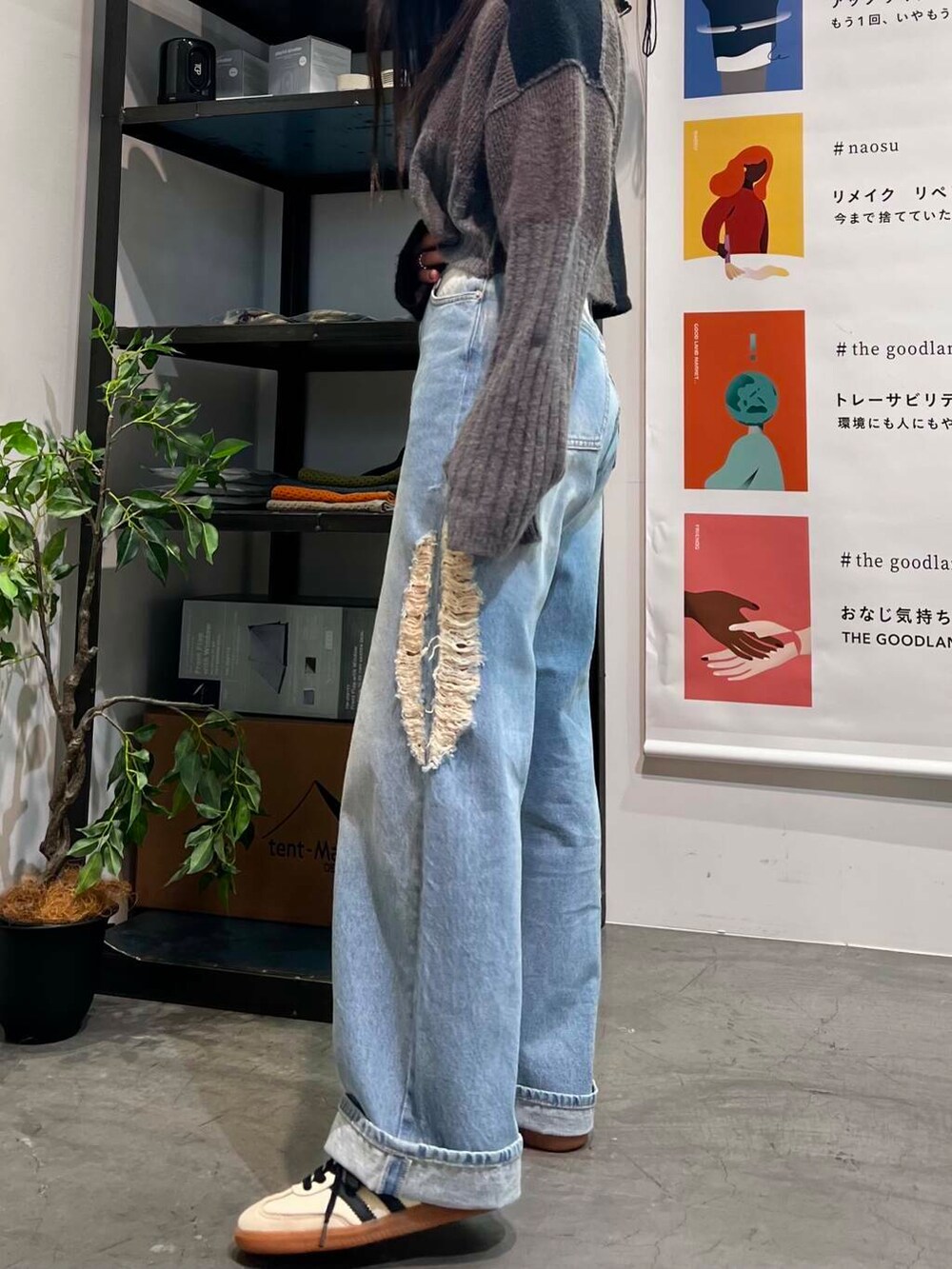 ベージュ系のスニーカー、ブラック系のボストンバッグ、ブルー系のデニムパンツを着用したレディースの夏コーディネートの4枚目の写真