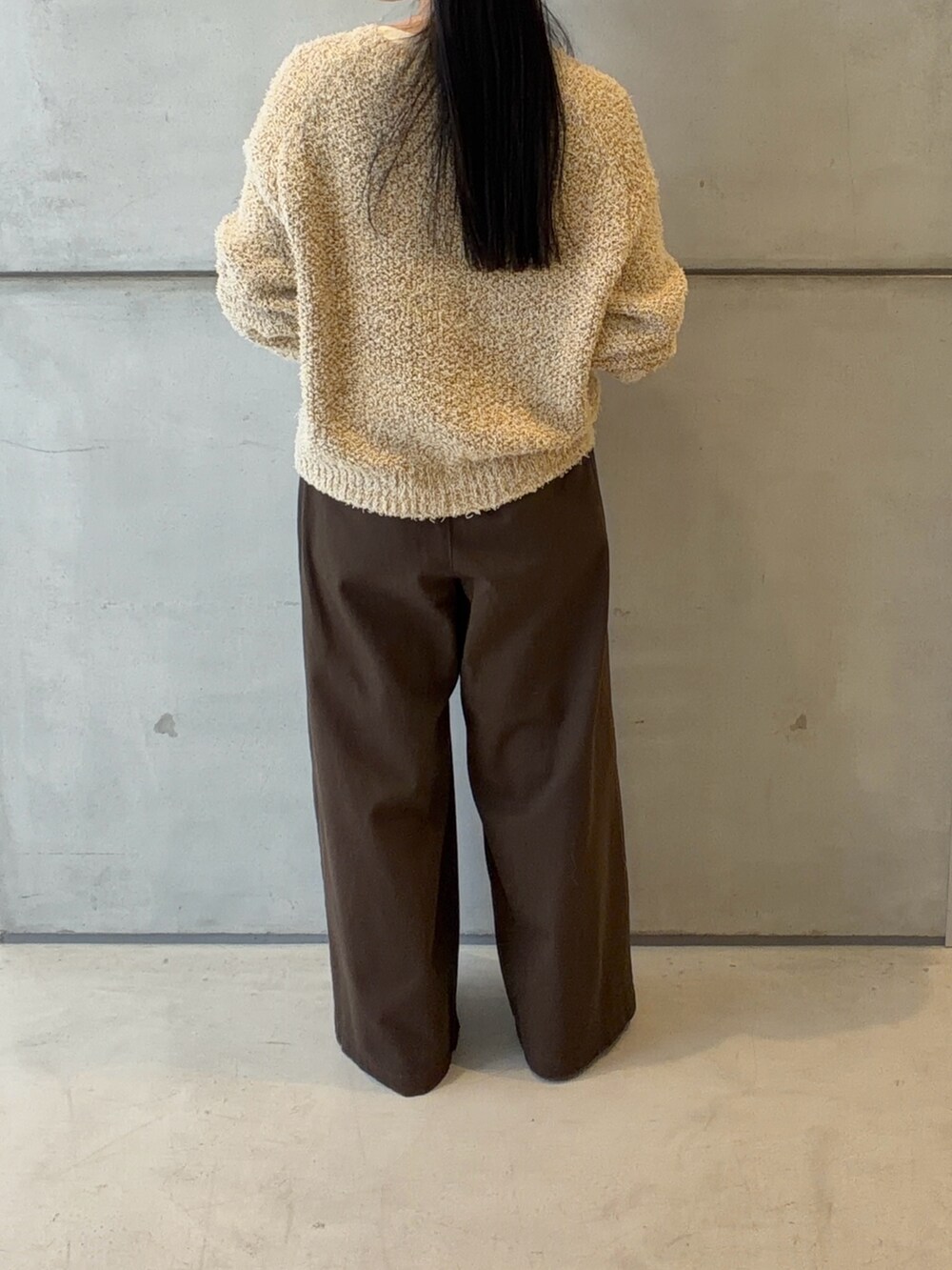 イエロー系のカーディガン/ボレロ、ホワイト系のTシャツ/カットソー、ホワイト系のハンドバッグを着用したレディースの春コーディネートの3枚目の写真