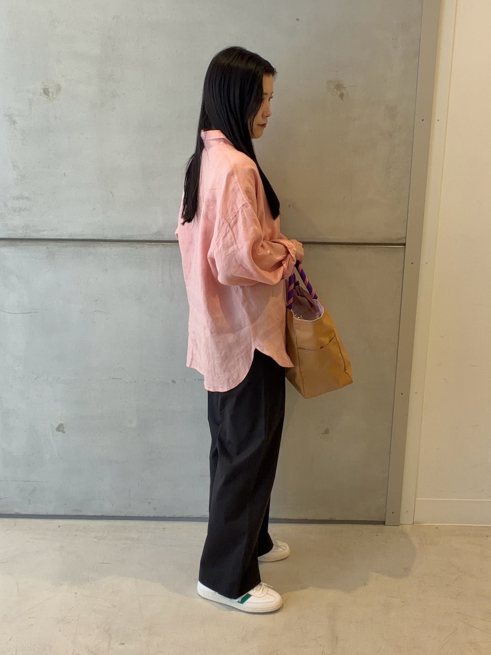 ピンク系のシャツ/ブラウス、ホワイト系のキャミソール、ブラック系のその他パンツを着用したレディースの春コーディネートの3枚目の写真