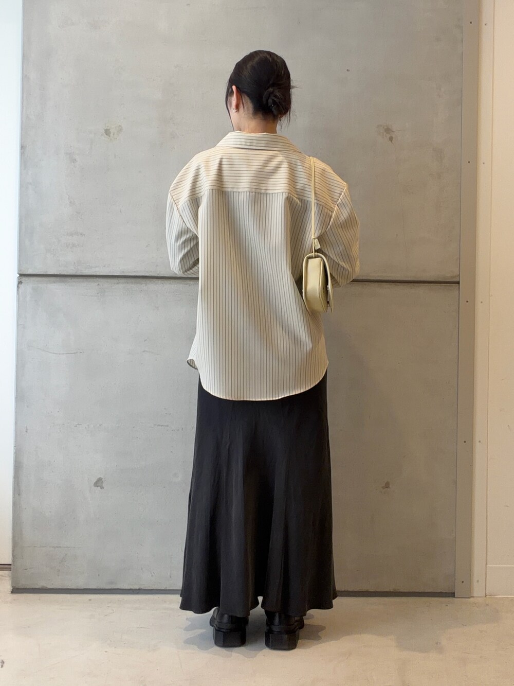 その他のシャツ/ブラウス、ブルー系のTシャツ/カットソー、グレー系のスカートを着用したレディースの春コーディネートの3枚目の写真