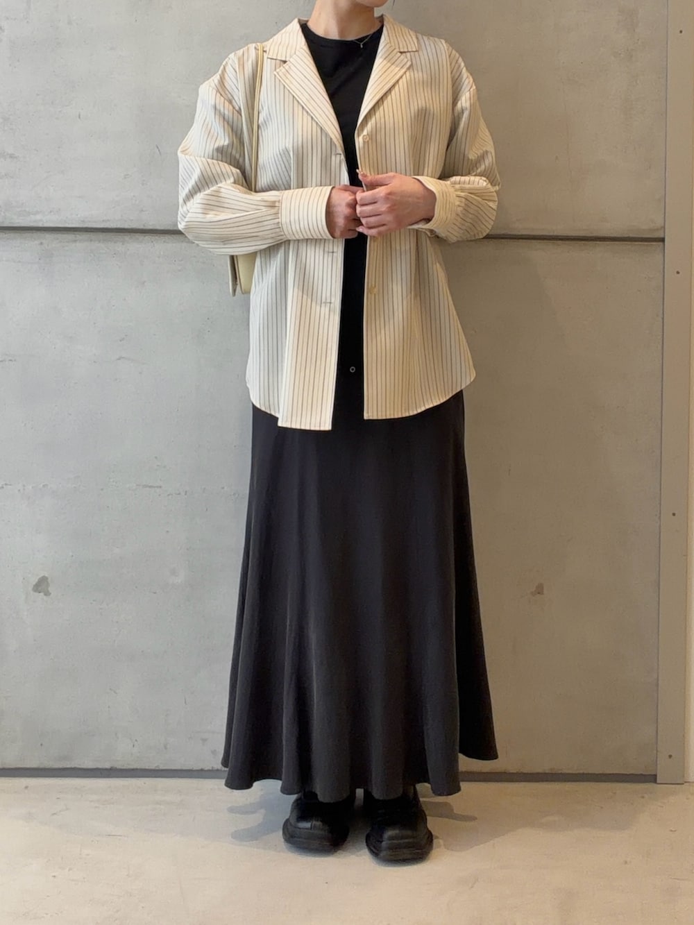 その他のシャツ/ブラウス、ブルー系のTシャツ/カットソー、グレー系のスカートを着用したレディースの春コーディネートの5枚目の写真