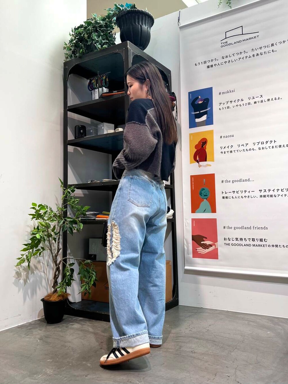 ベージュ系のスニーカー、ブラック系のボストンバッグ、ブルー系のデニムパンツを着用したレディースの夏コーディネートの2枚目の写真