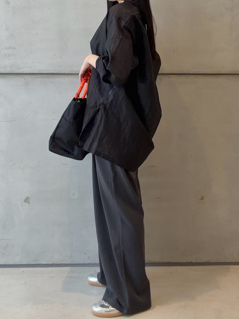 ブラック系のシャツ/ブラウス、ブラック系のタンクトップ、グレー系のその他パンツを着用したレディースの春コーディネートの2枚目の写真