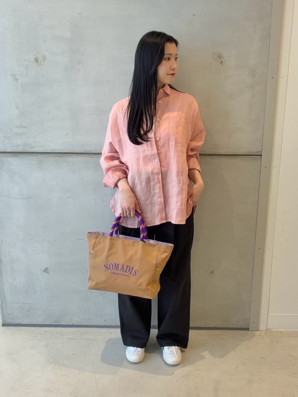 ピンク系のシャツ/ブラウス、ホワイト系のキャミソール、ブラック系のその他パンツを着用したレディースの春コーディネートの2枚目の写真