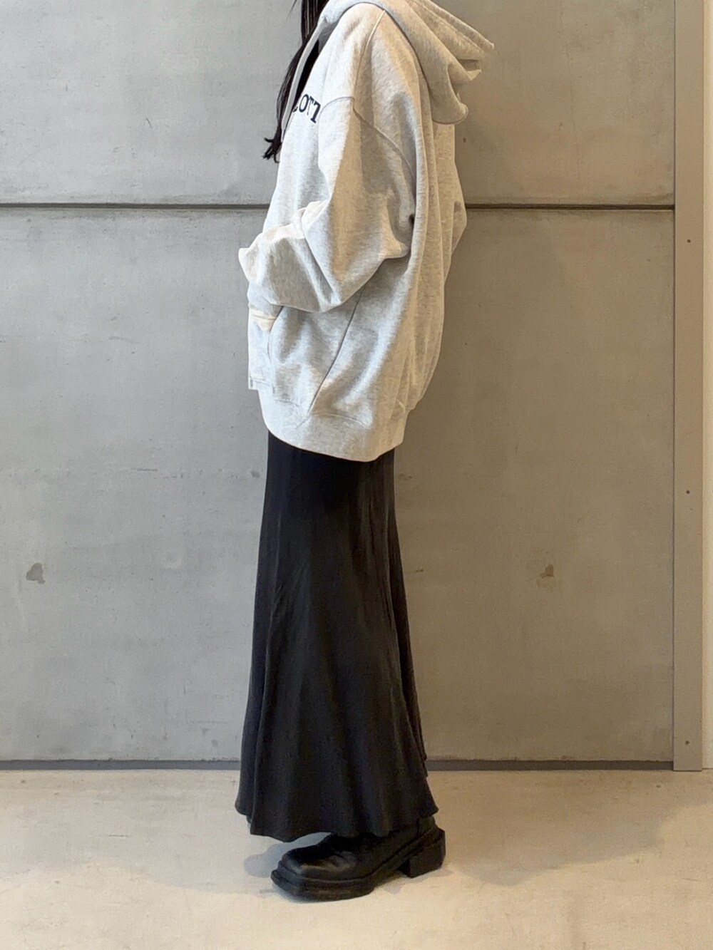 グレー系のパーカー、グレー系のスカートを着用したレディースの春コーディネートの3枚目の写真