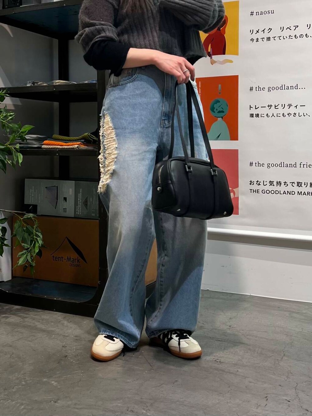 ベージュ系のスニーカー、ブラック系のボストンバッグ、ブルー系のデニムパンツを着用したレディースの夏コーディネートの6枚目の写真