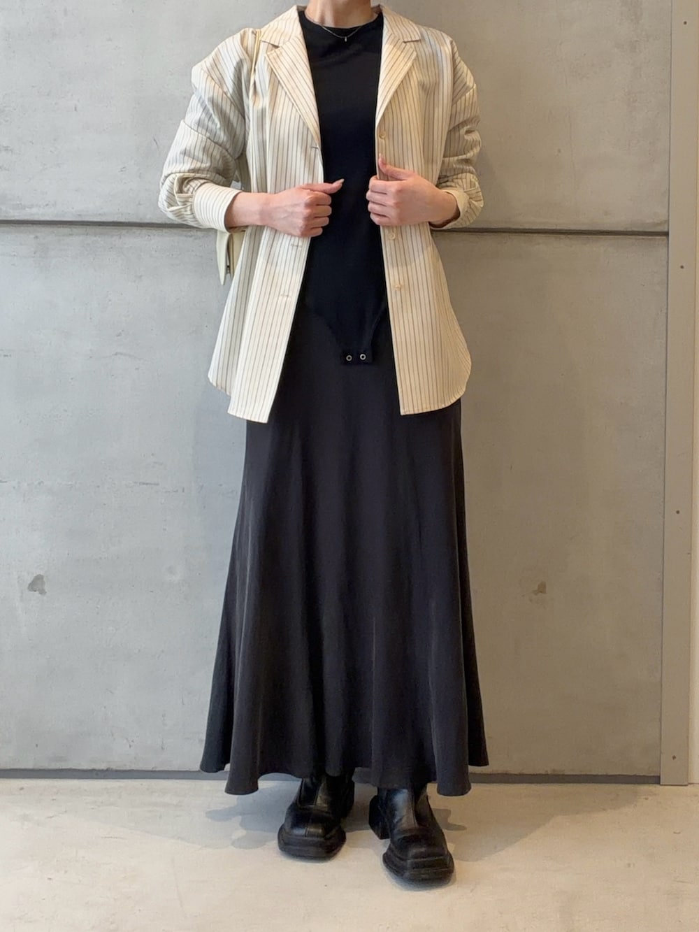 その他のシャツ/ブラウス、ブルー系のTシャツ/カットソー、グレー系のスカートを着用したレディースの春コーディネートの4枚目の写真