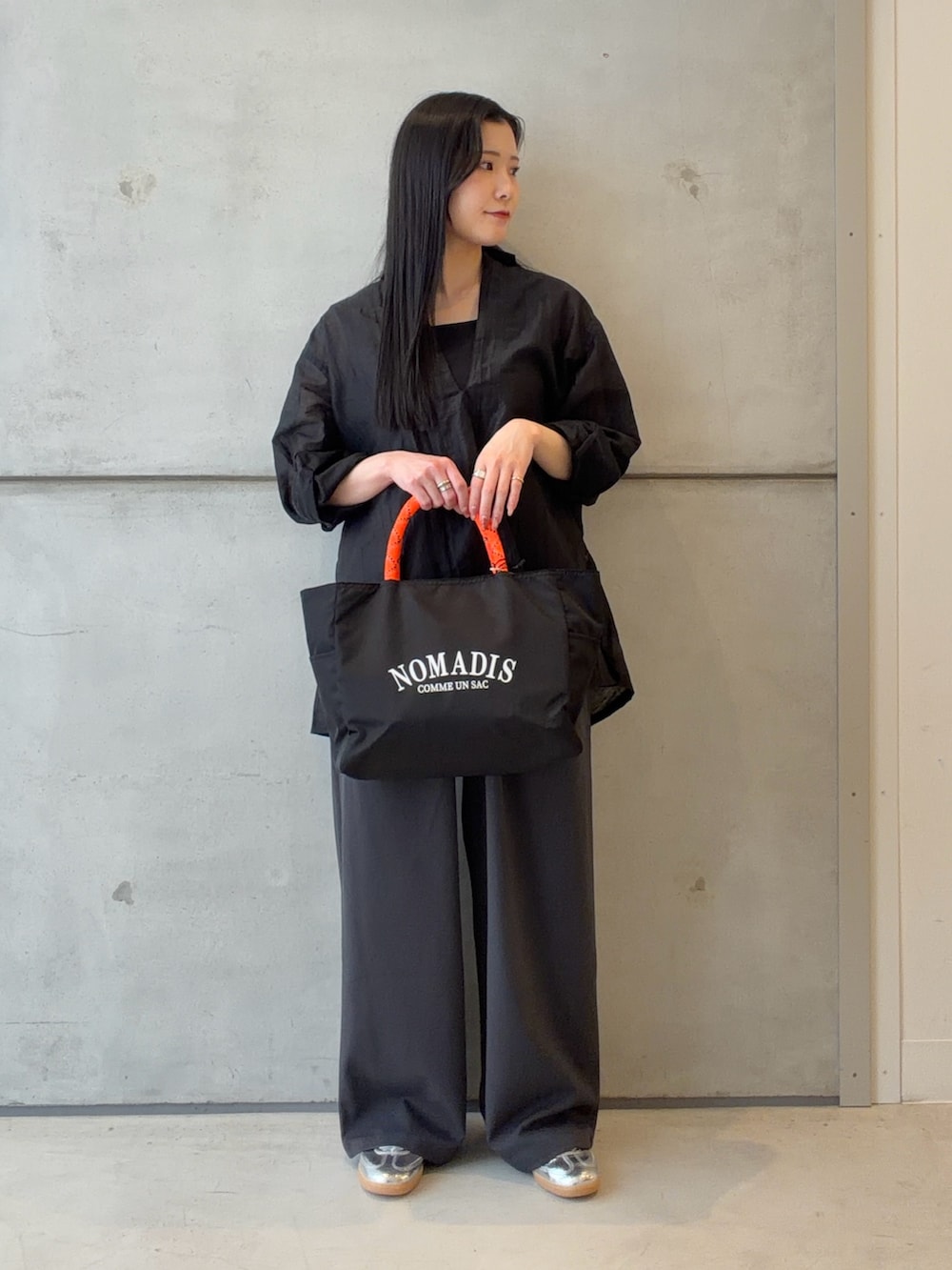 ブラック系のシャツ/ブラウス、ブラック系のタンクトップ、グレー系のその他パンツを着用したレディースの春コーディネートの3枚目の写真