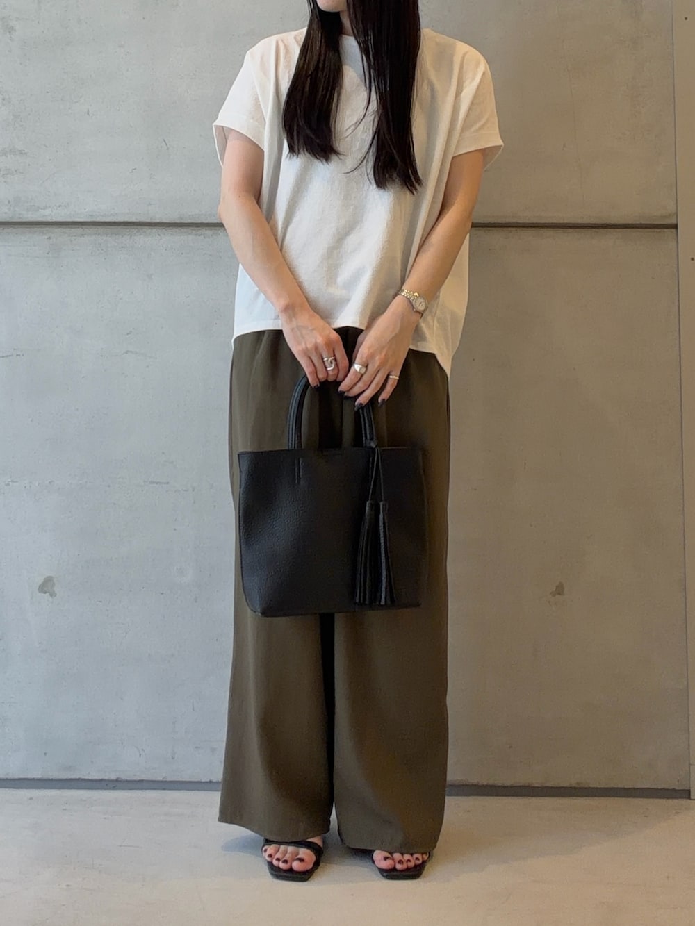 ホワイト系のTシャツ/カットソー、グリーン系のその他パンツ、ブラック系のトートバッグを着用したレディースの夏コーディネートの4枚目の写真